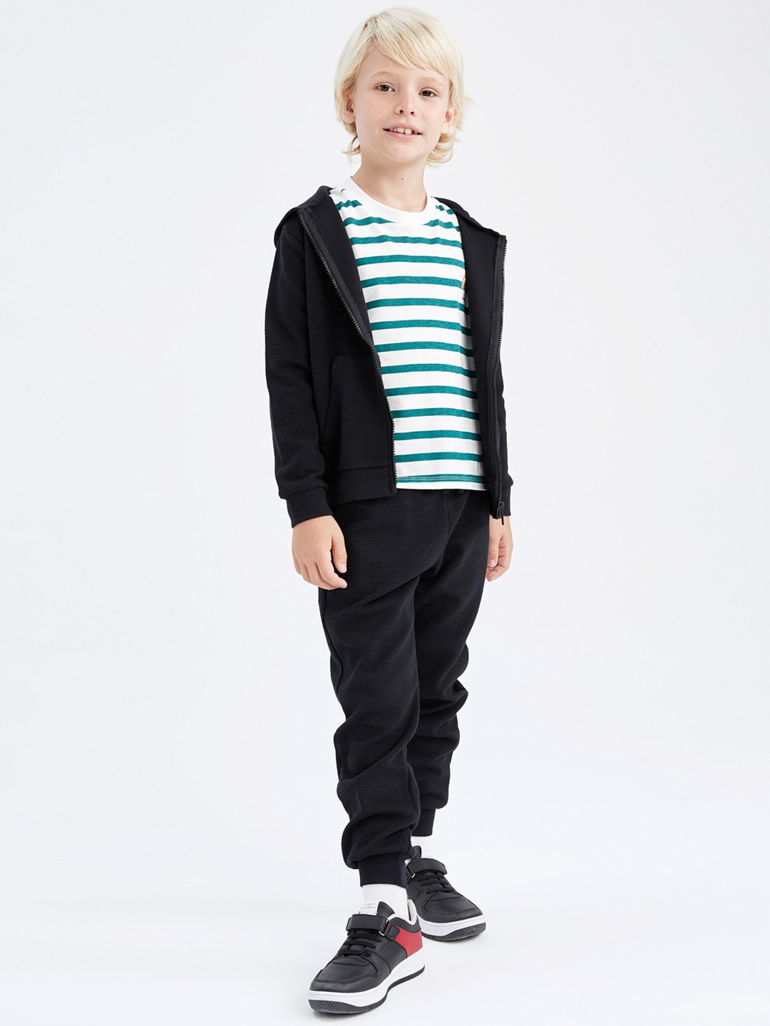 

DeFacto Boys Mid Rise Joggers, Black