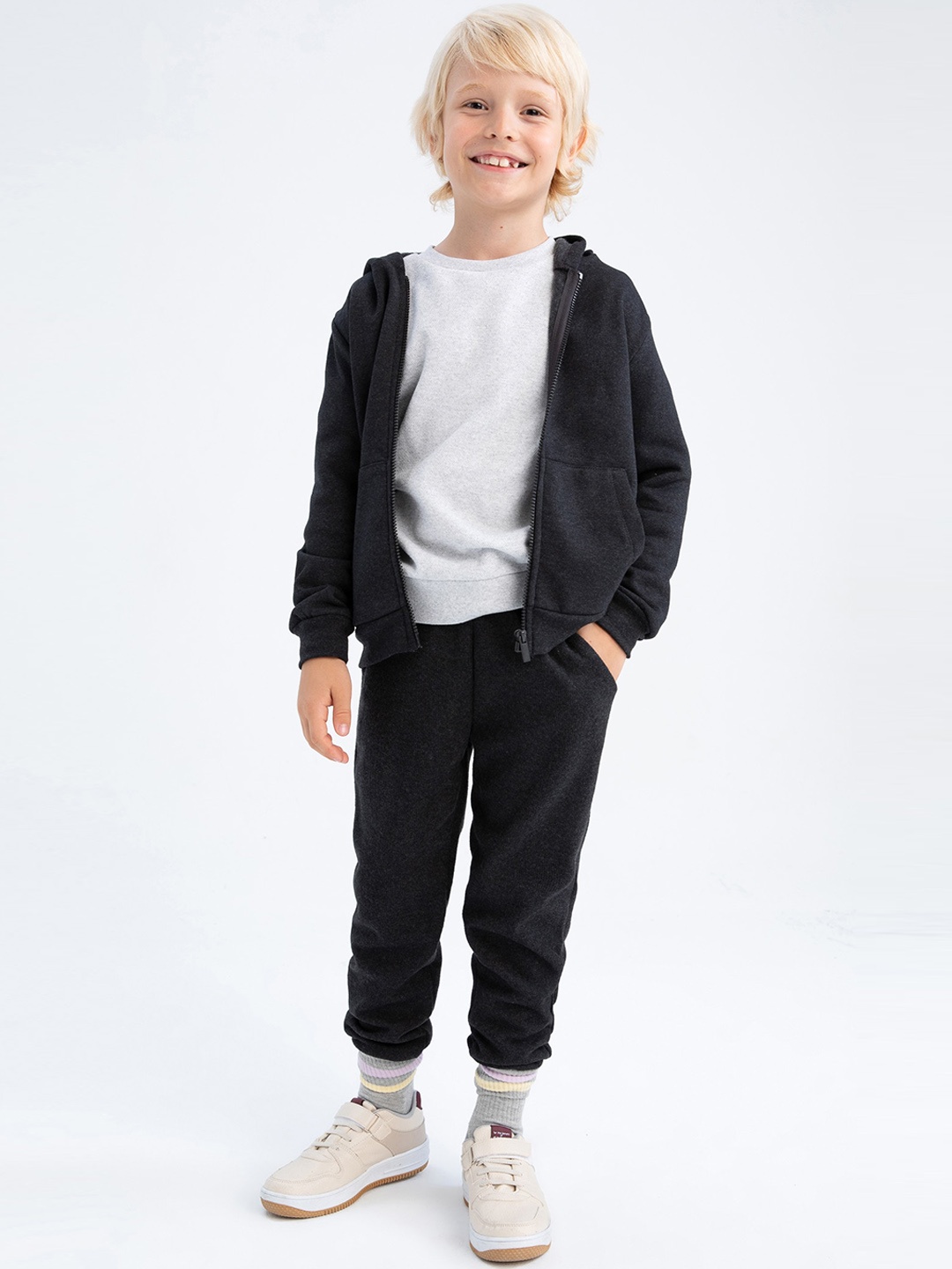 

DeFacto Boys Mid-Rise Regular Fit Joggers, Black