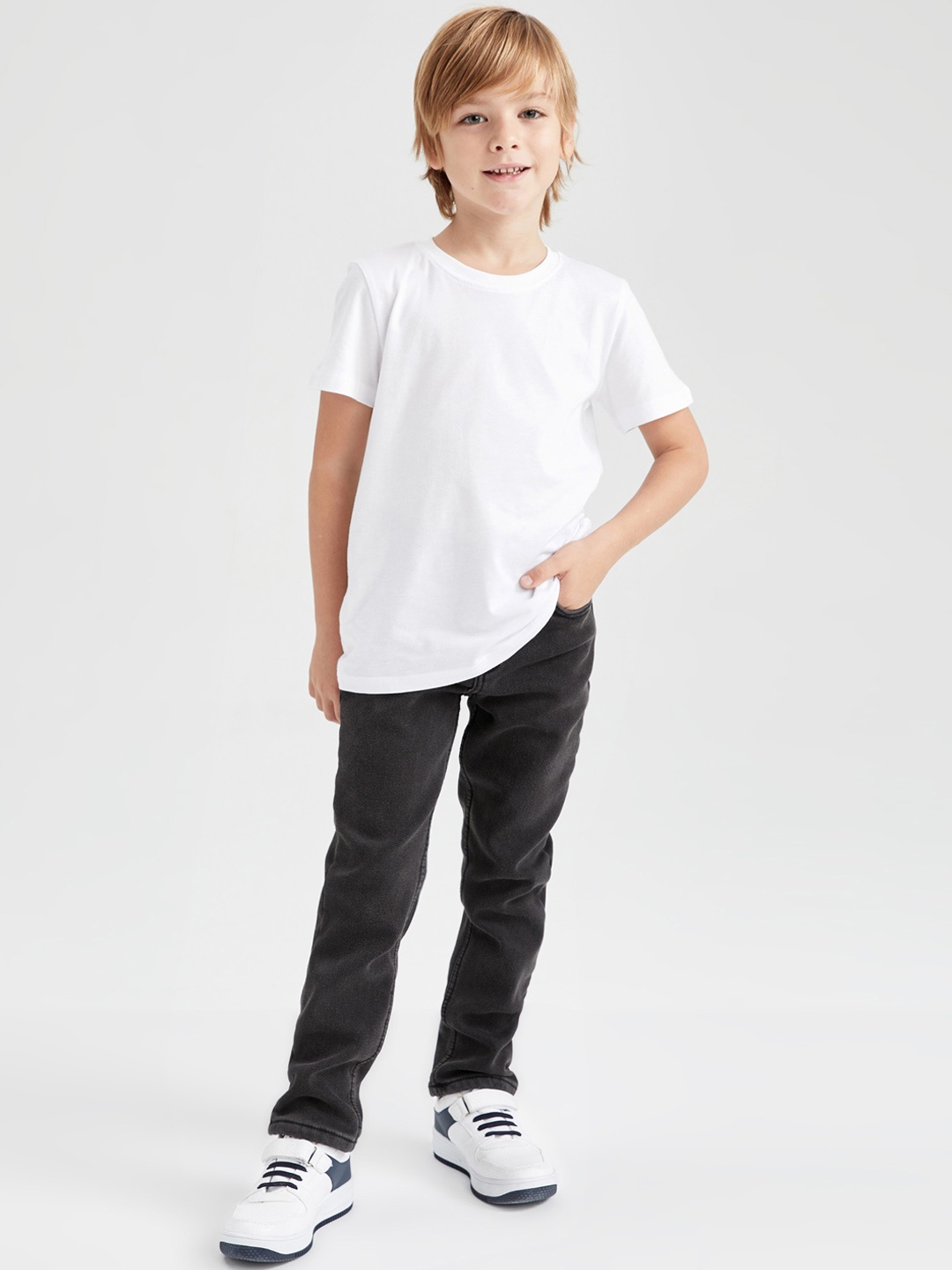 

DeFacto Boys Regular Trousers, Black