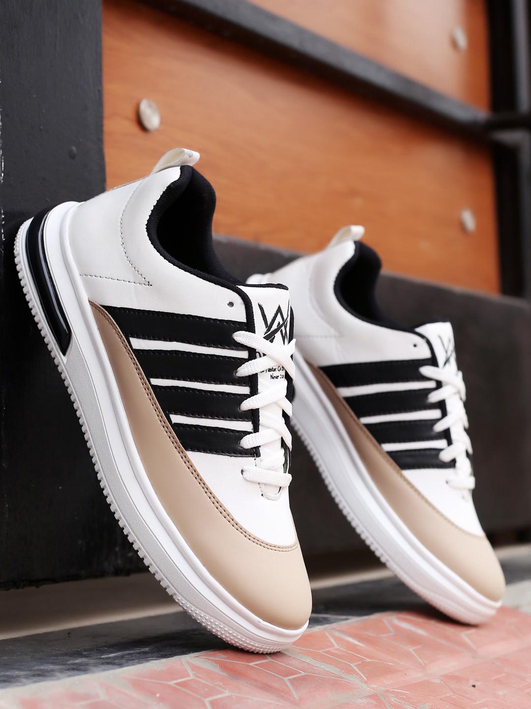 

Woakers Men Waterproof Lining Colourblocked Sneakers, Cream