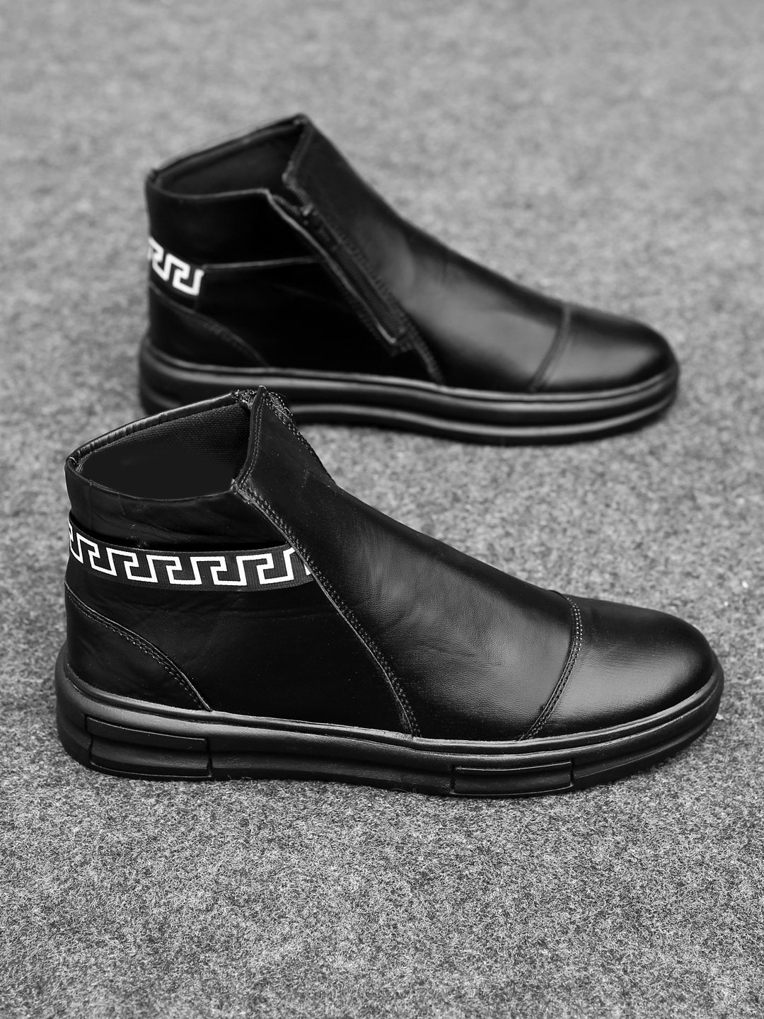 

Woakers Men Solid Boots, Black