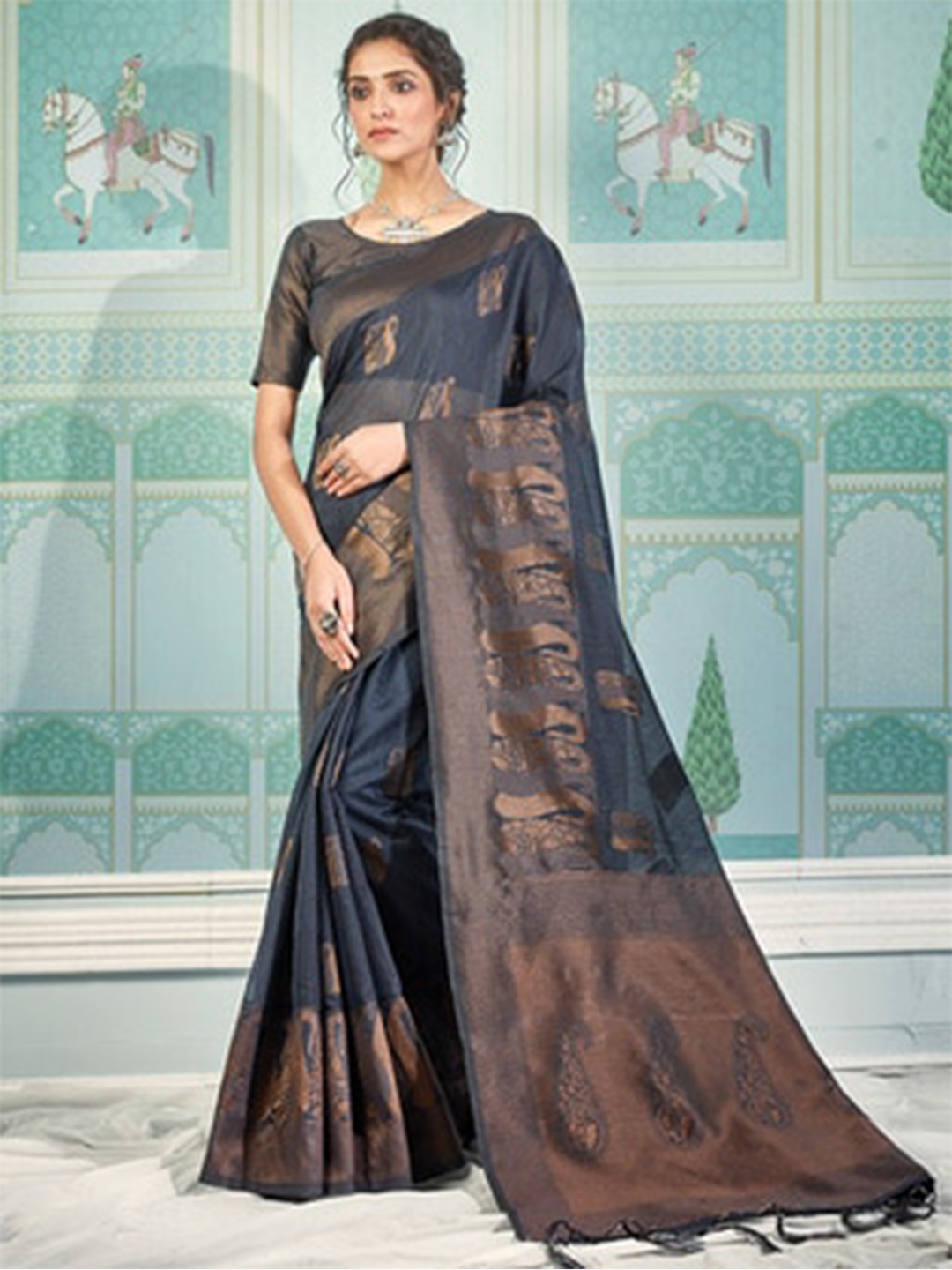 

Exclusiva Ethnic Motifs Zari Pure Cotton Saree, Grey