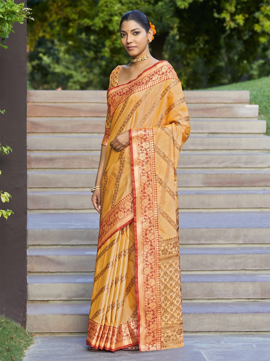 

Exclusiva Striped Zari Silk Blend Banarasi Saree, Yellow