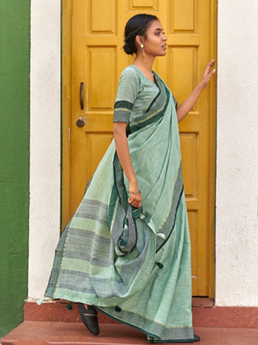 

Exclusiva Pure Linen Saree, Green