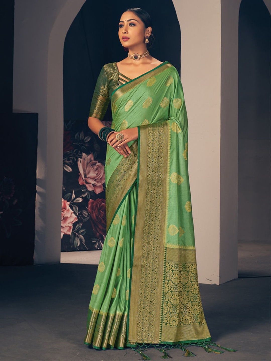 

Exclusiva Woven Design Zari Banarasi Saree, Green