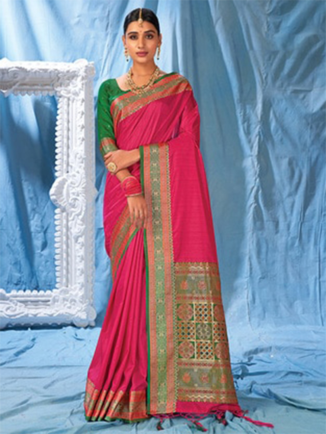 

Exclusiva Silk Blend Banarasi Zari Saree, Pink