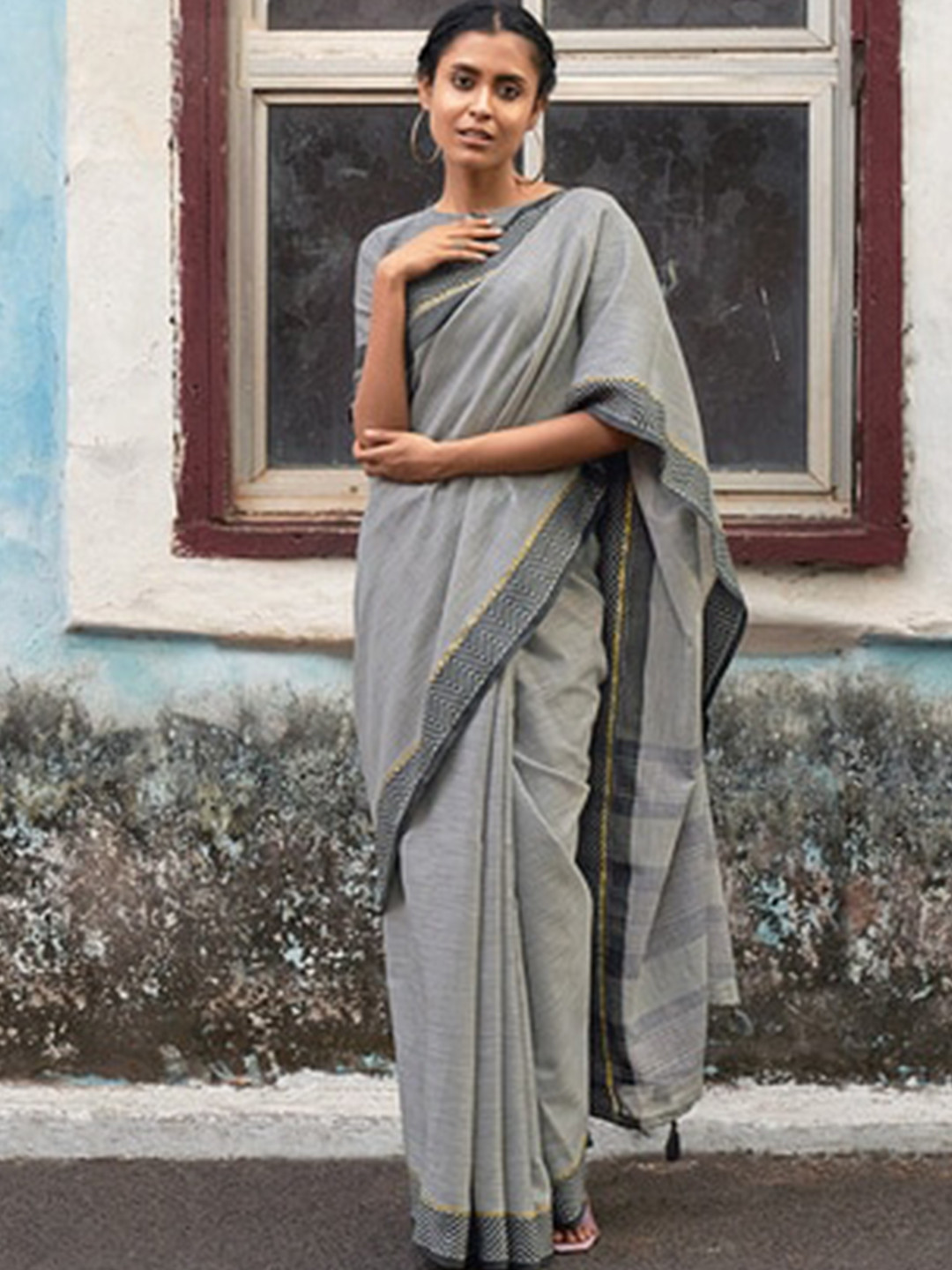 

Exclusiva Pure Linen Saree, Grey