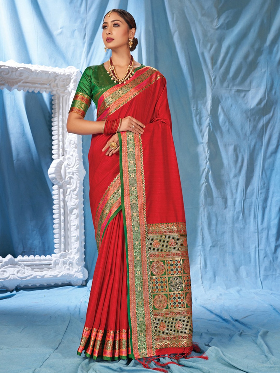 

Exclusiva Zari Banarasi Saree, Red