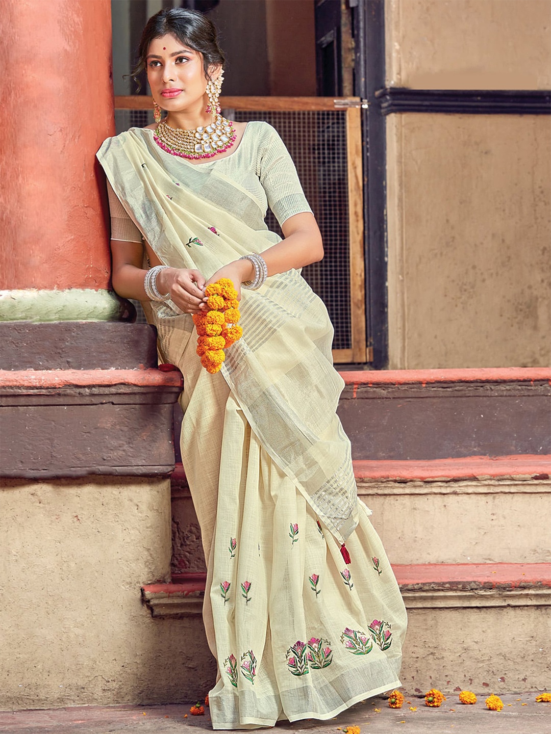 

Exclusiva Floral Zari Pure Linen Banarasi Saree, Off white