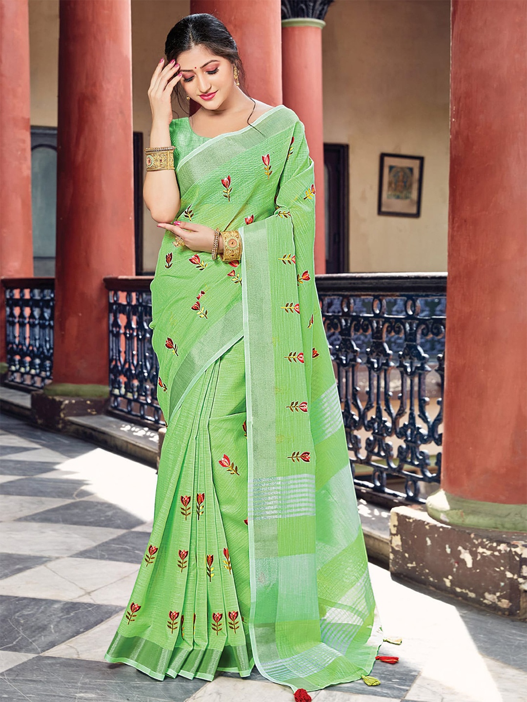 

Exclusiva Floral Zari Pure Linen Saree, Green