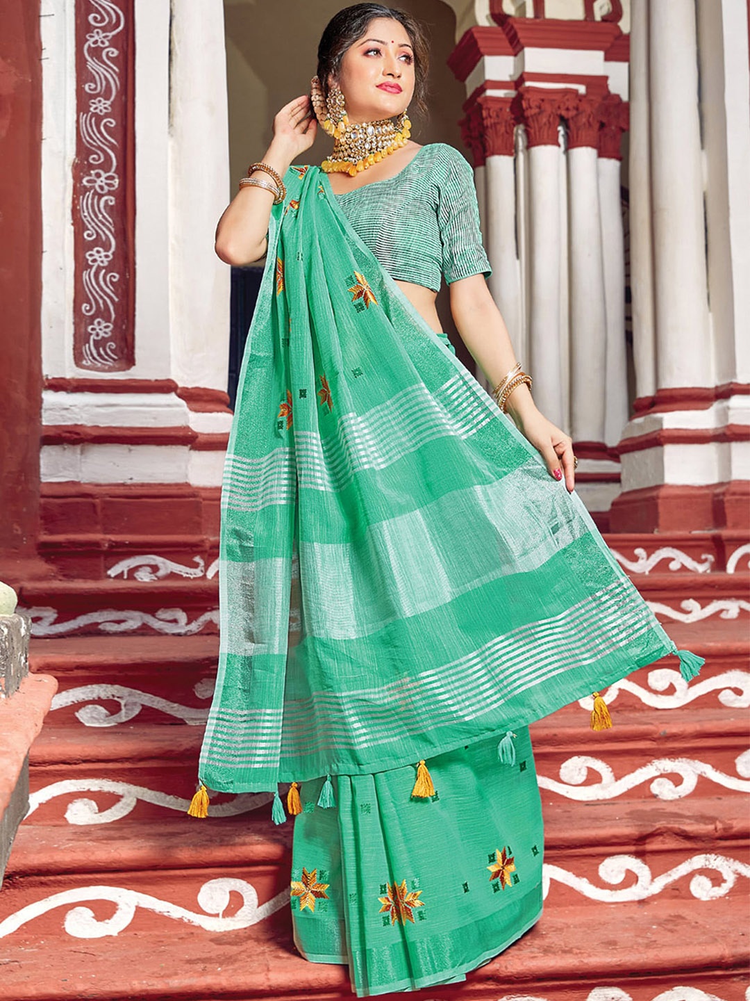 

Exclusiva Floral Phulkari Pure Linen Saree, Green