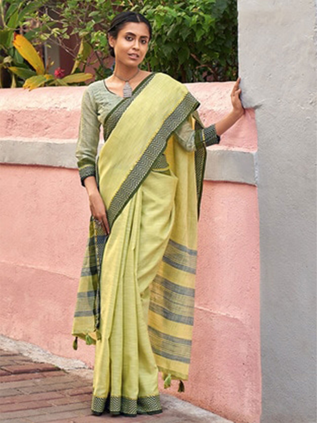 

Exclusiva Pure Linen Saree, Green