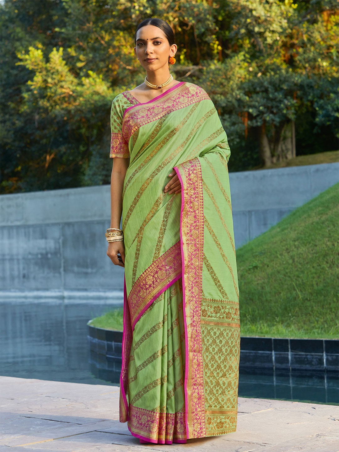 

Exclusiva Striped Zari Silk Blend Banarasi Saree, Green