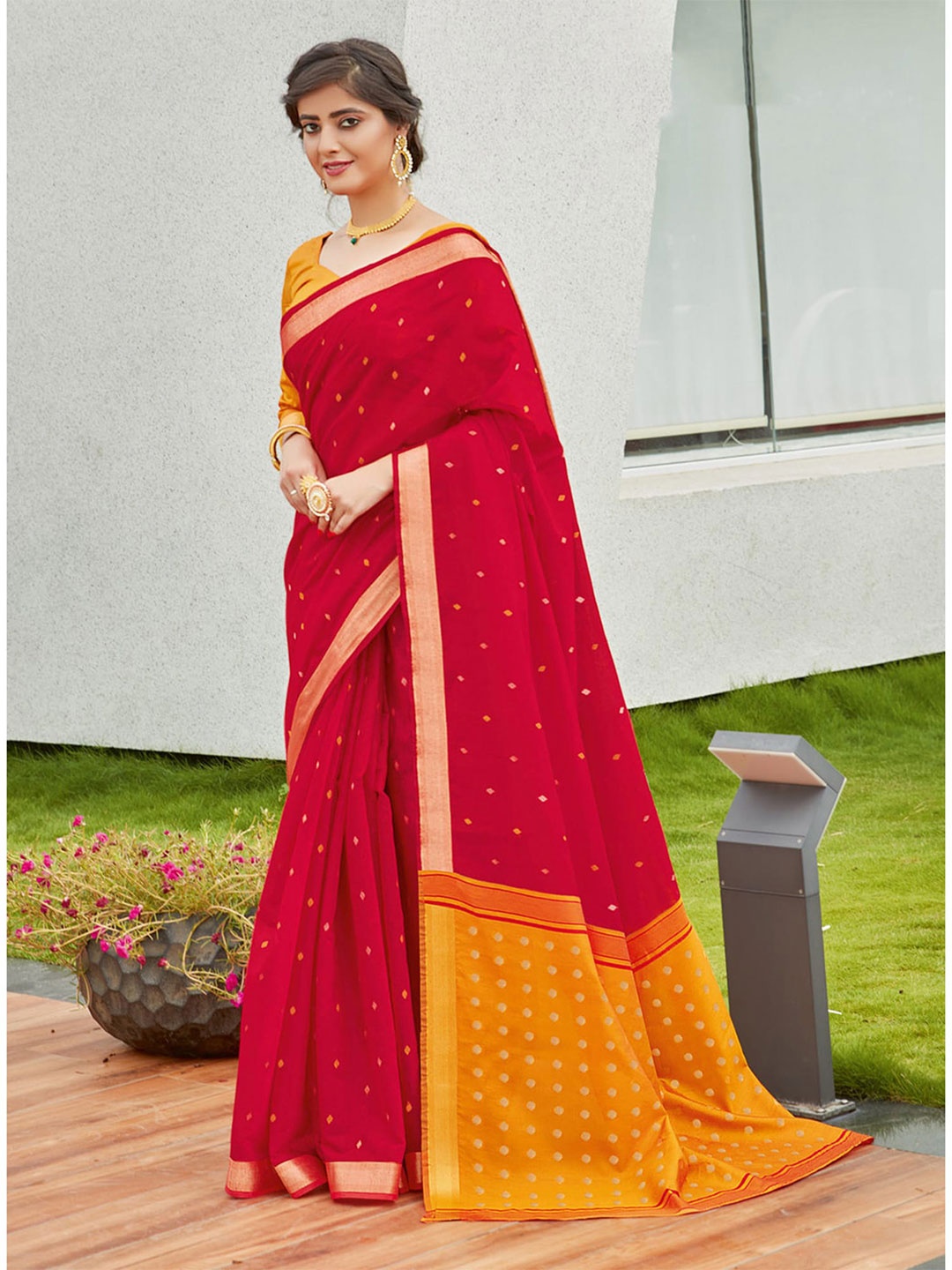 

Exclusiva Zari Pure Cotton Saree, Red