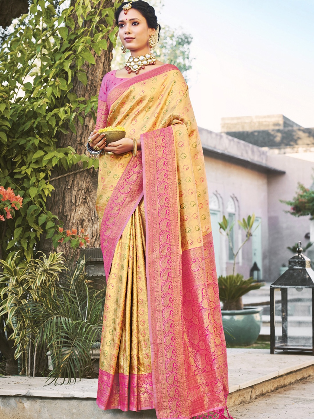 

Exclusiva Woven Design Zari Banarasi Saree, Yellow