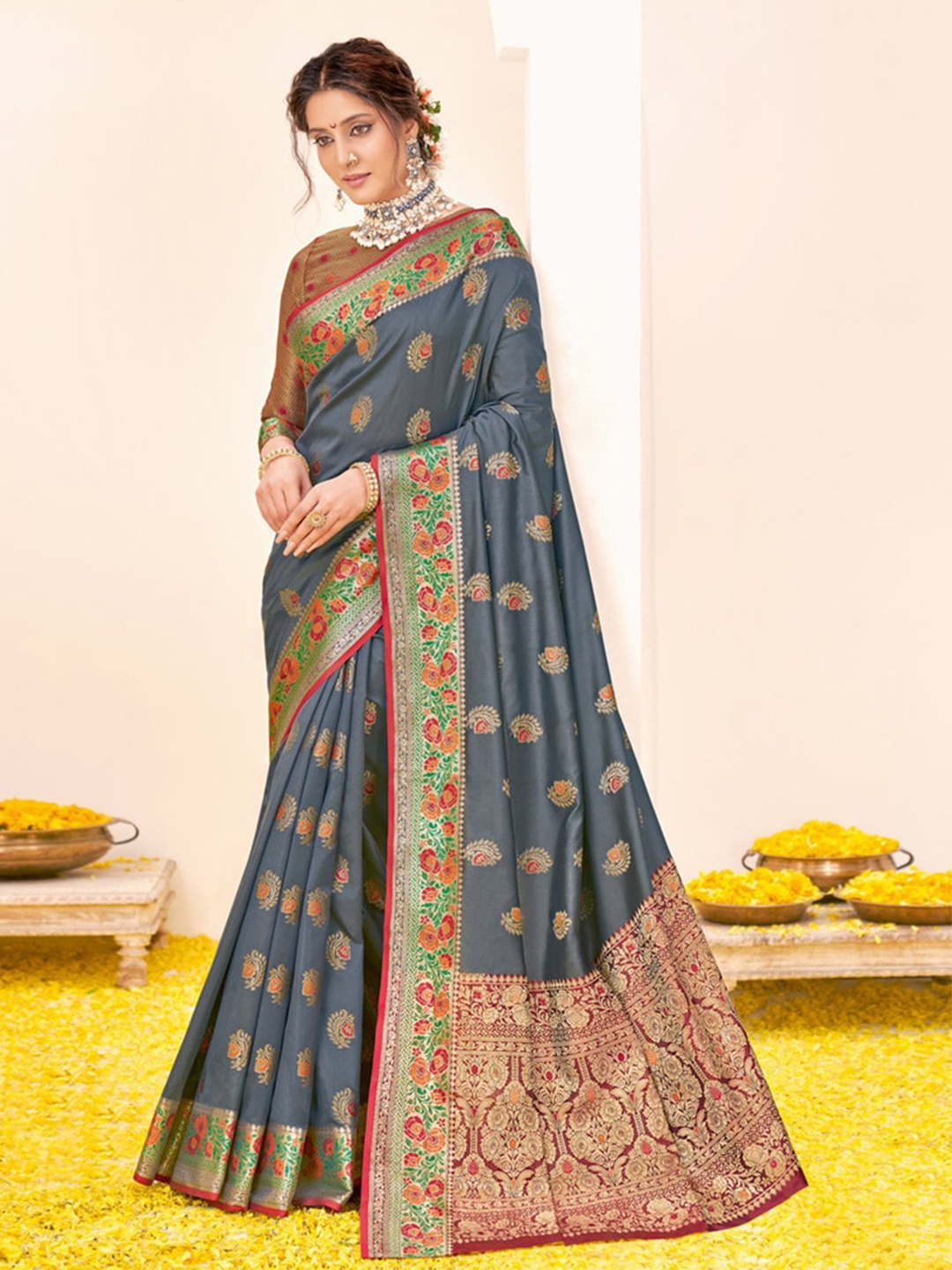 

Exclusiva Woven Design Zari Silk Blend Banarasi Saree, Grey