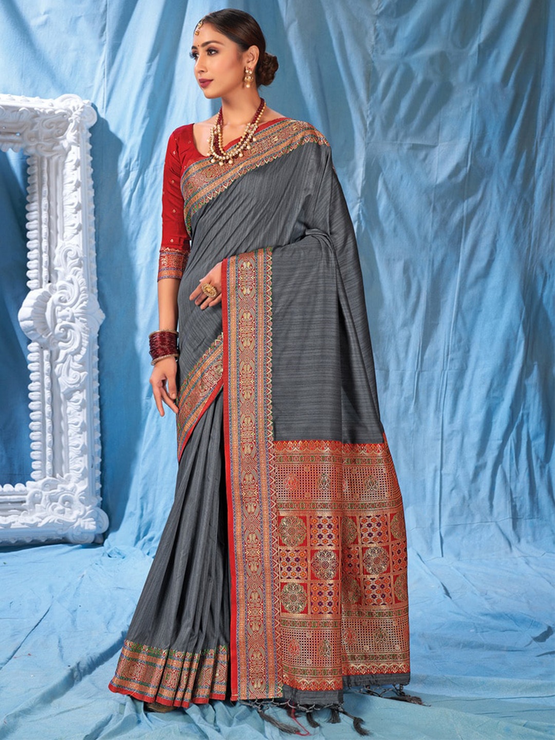 

Exclusiva Striped Zari Silk Blend Banarasi Saree, Grey