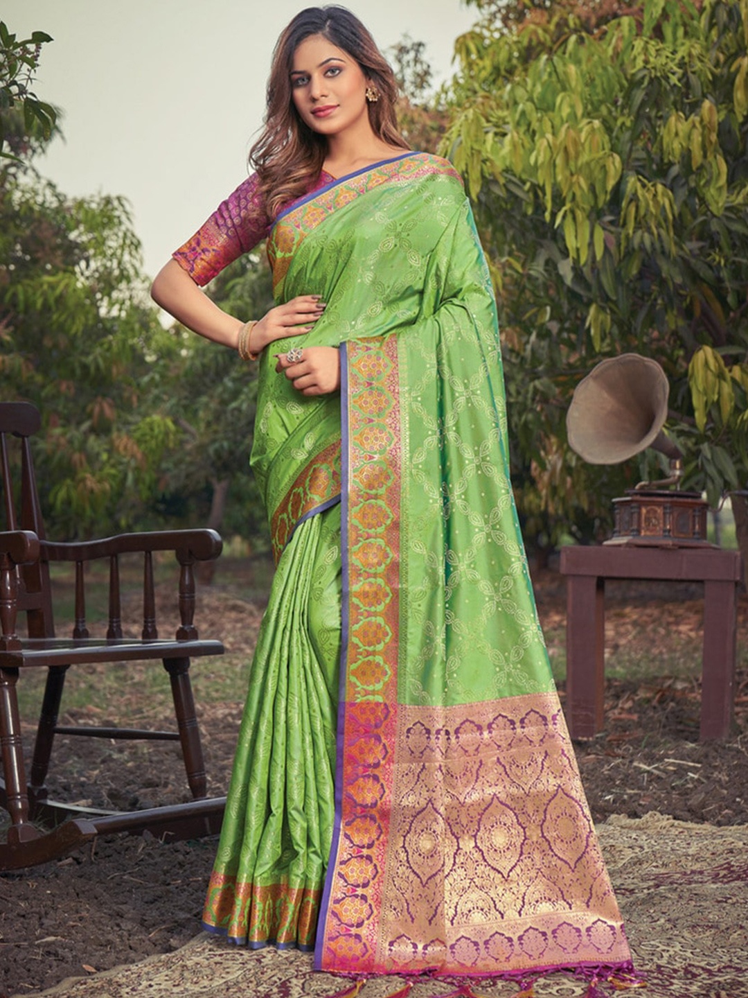 

Exclusiva Woven Design Zari Silk Blend Banarasi Saree, Green