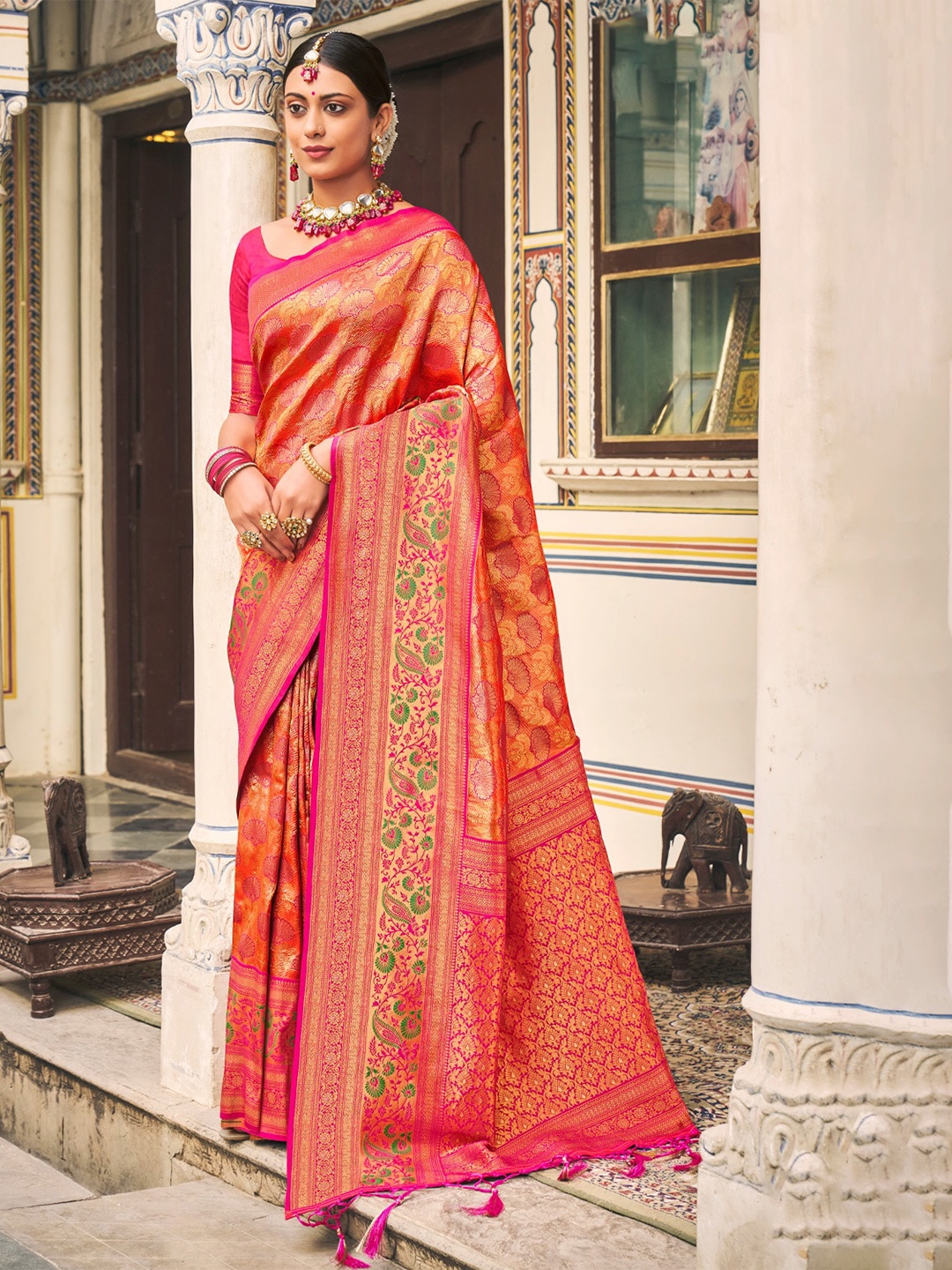 

Exclusiva Woven Design Zari Silk Blend Banarasi Saree, Peach