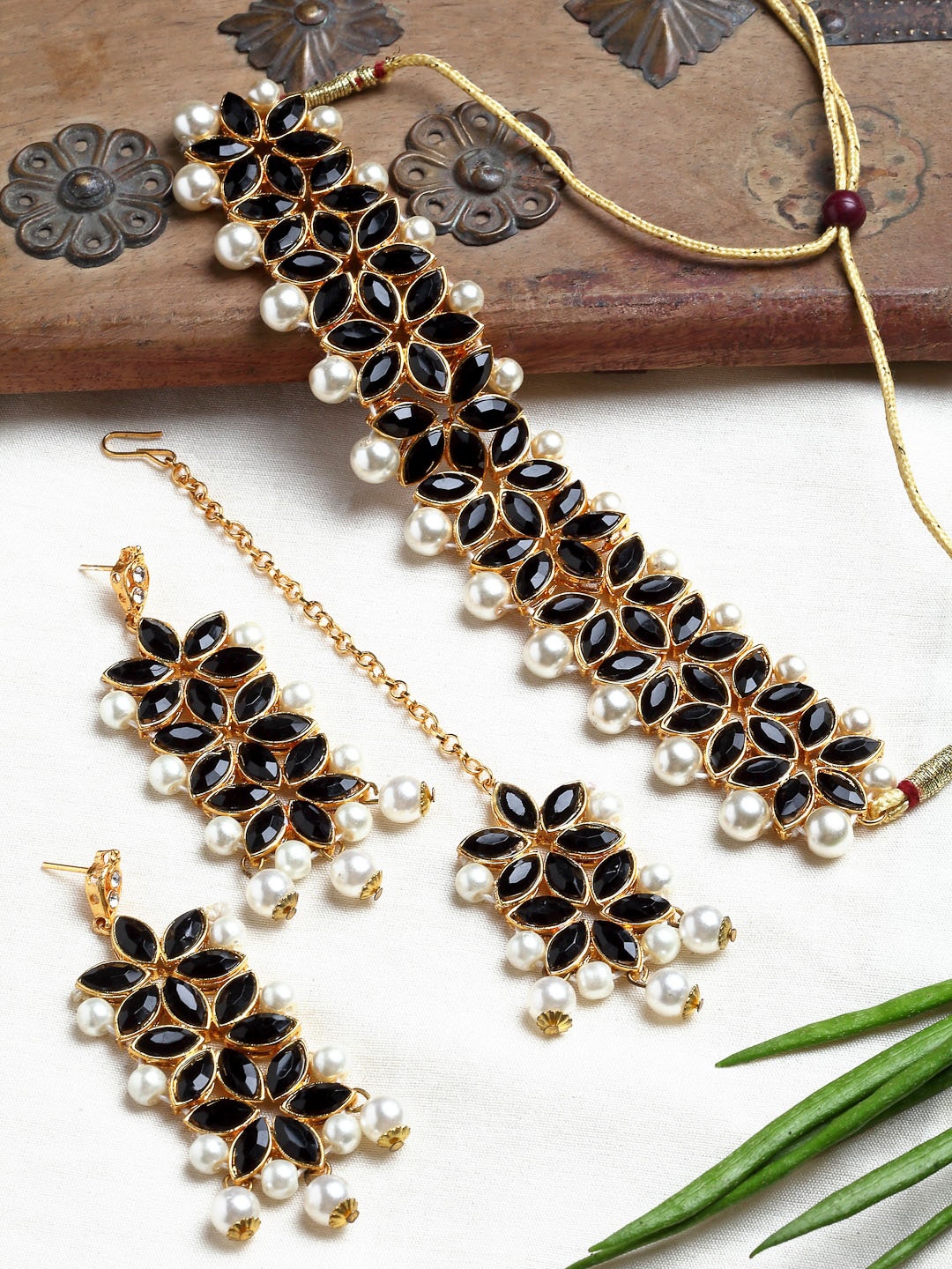 

ZENEME Gold-Plated Kundan-Studded & Beaded Jewellery Set With Maang Tika, Black