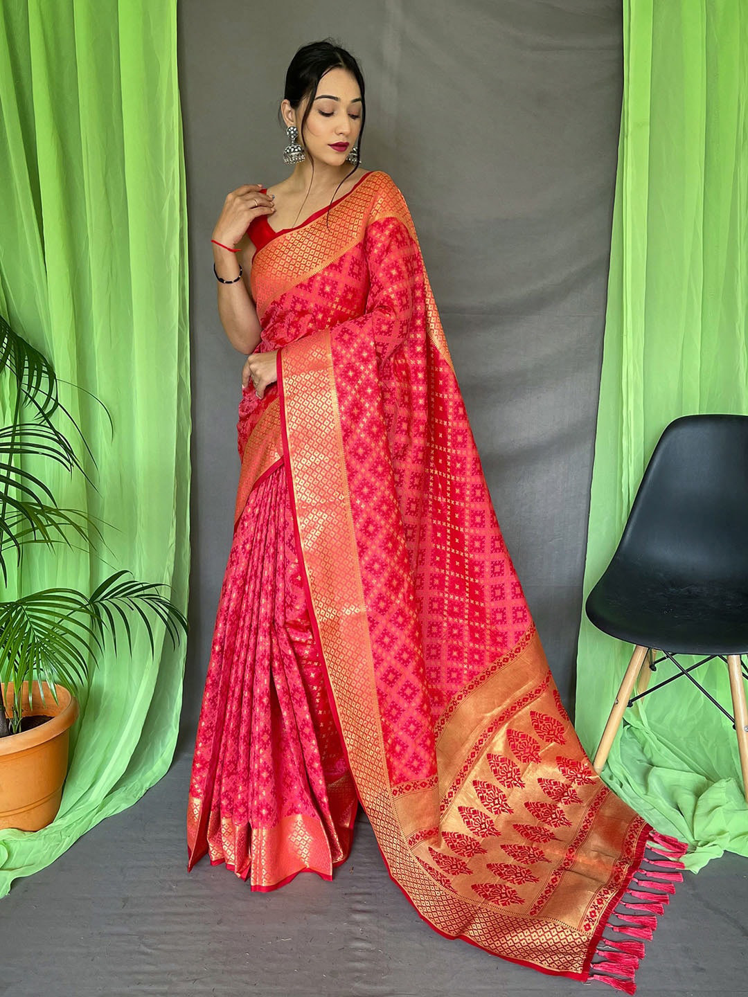 

KARAGIRI Woven Design Zari Patola Saree, Pink