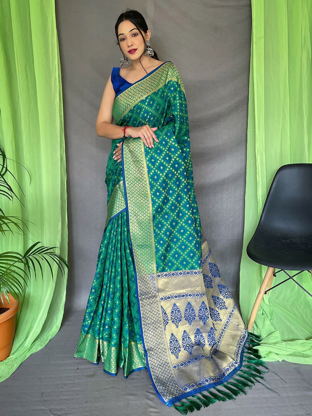 

KARAGIRI Woven Design Zari Silk Blend Patola Saree, Green