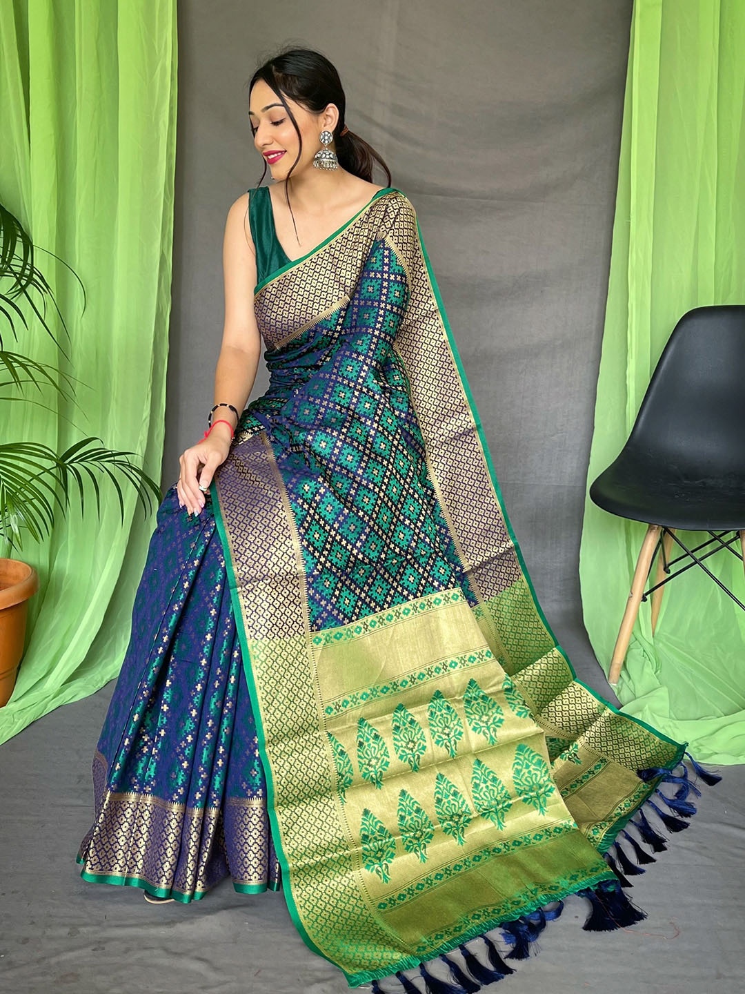 

KARAGIRI Woven Design Zari Patola Saree, Green