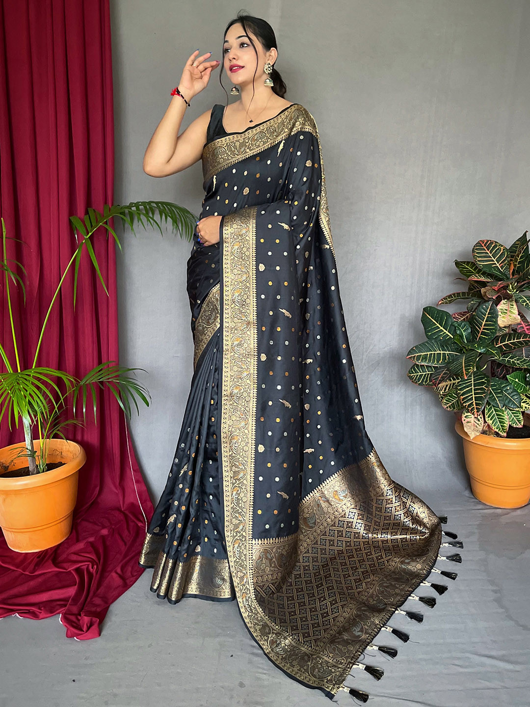 

KARAGIRI Woven Design Zari Silk Blend Saree With Blouse Piece, Black