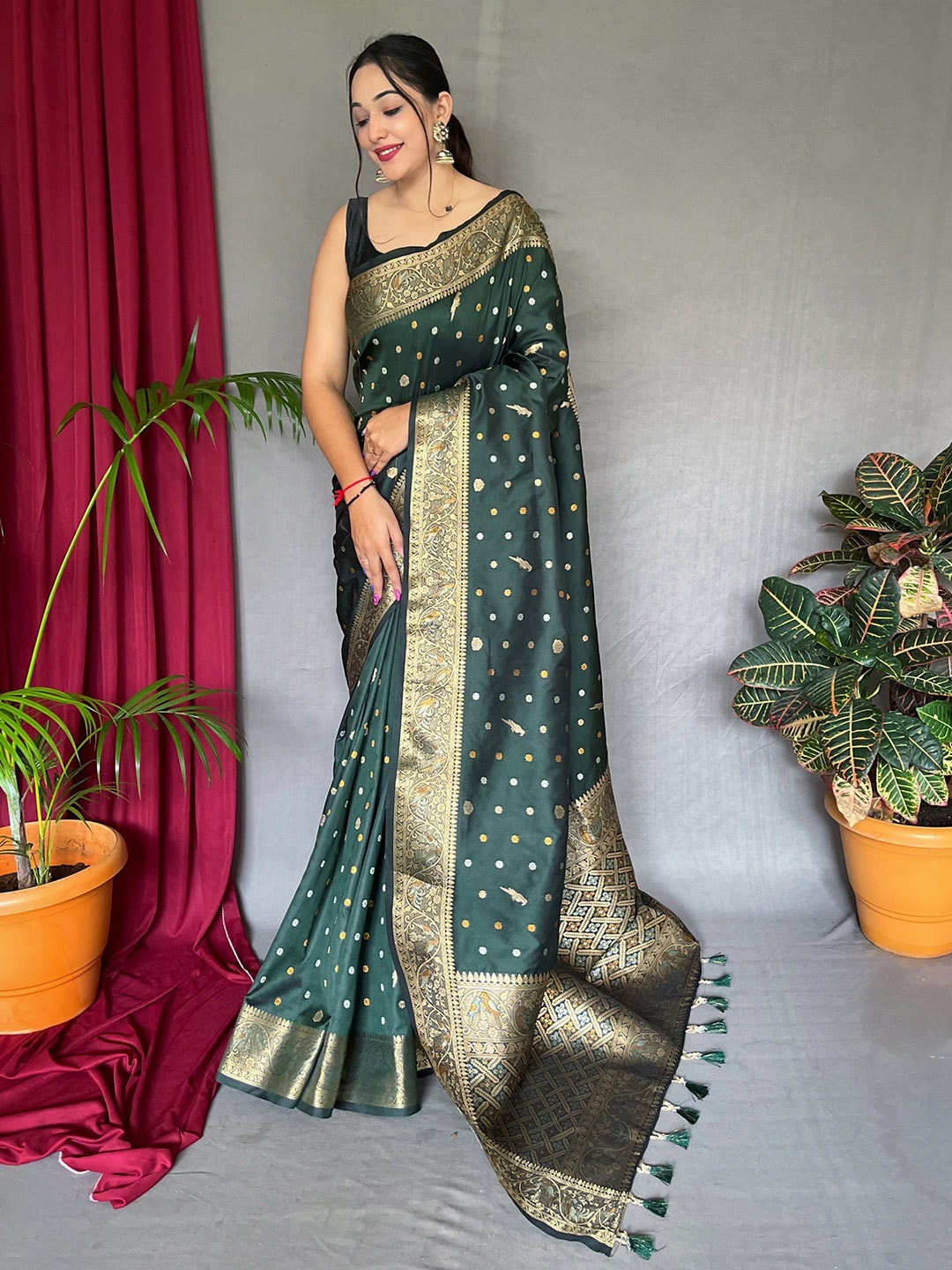 

KARAGIRI Woven Design Silk Blend Zari Saree, Green