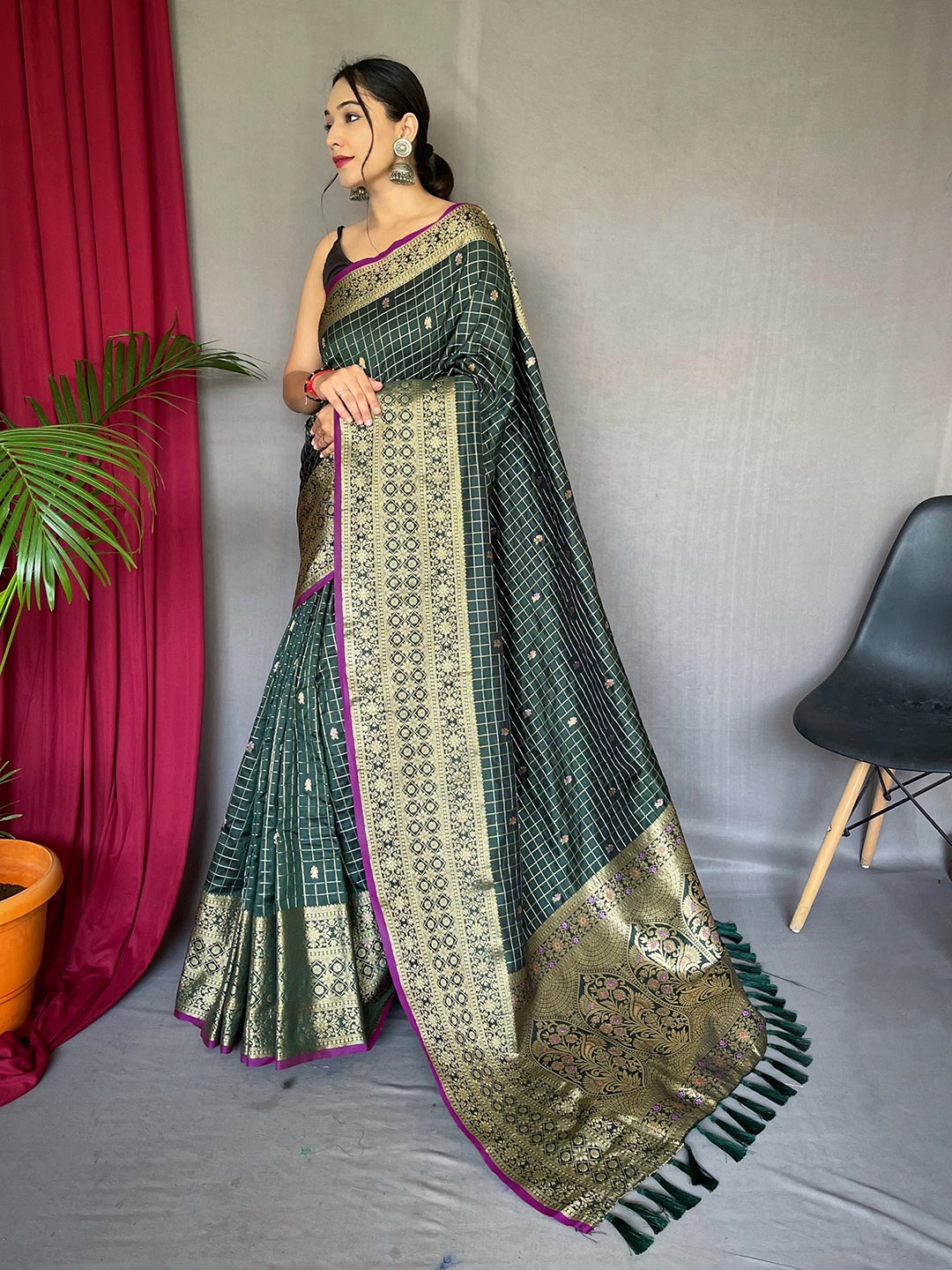 

KARAGIRI Checked Zari Silk Blend Saree, Green