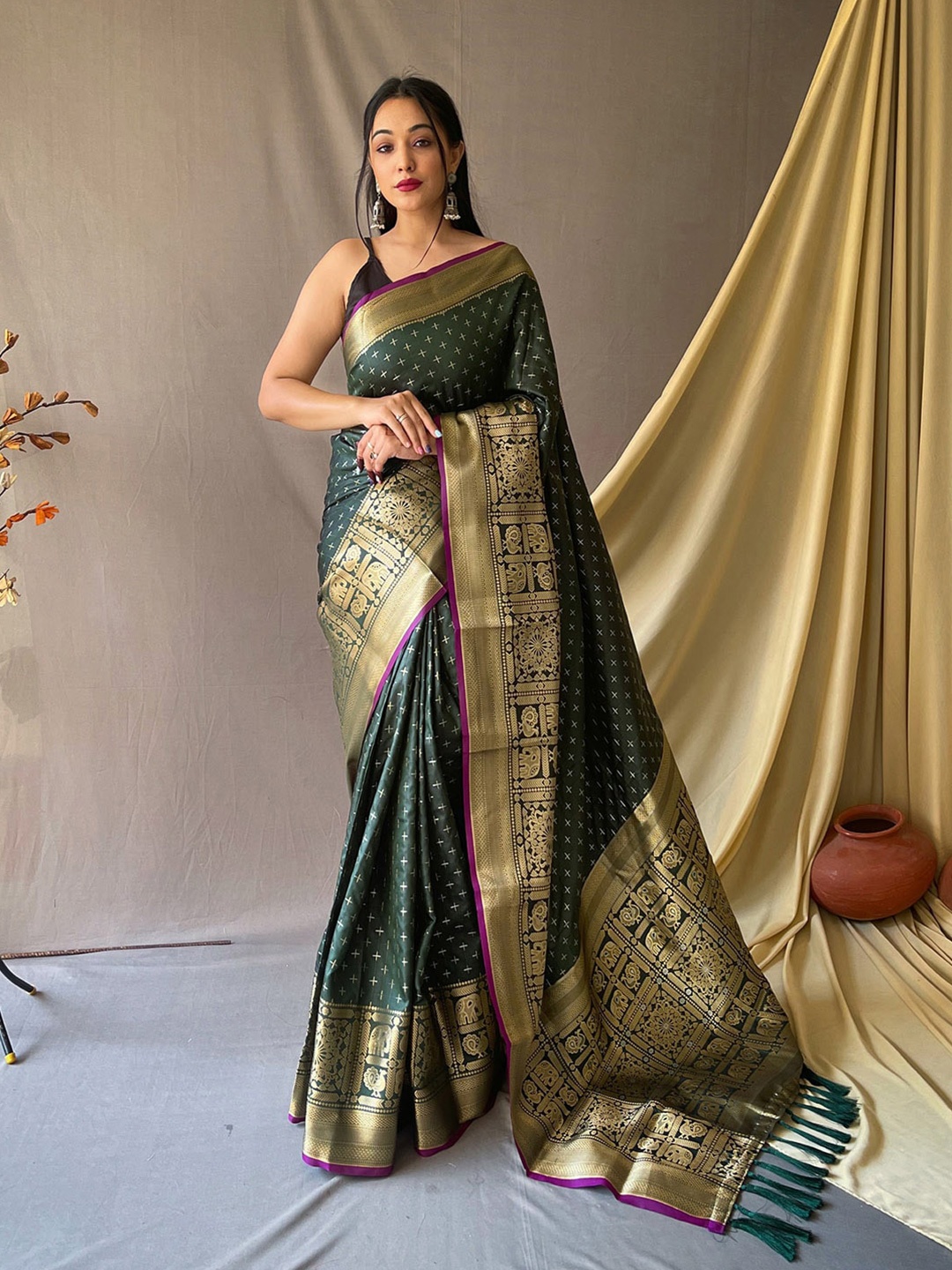 

KARAGIRI Woven Design Zari Kanjeevaram Saree, Green