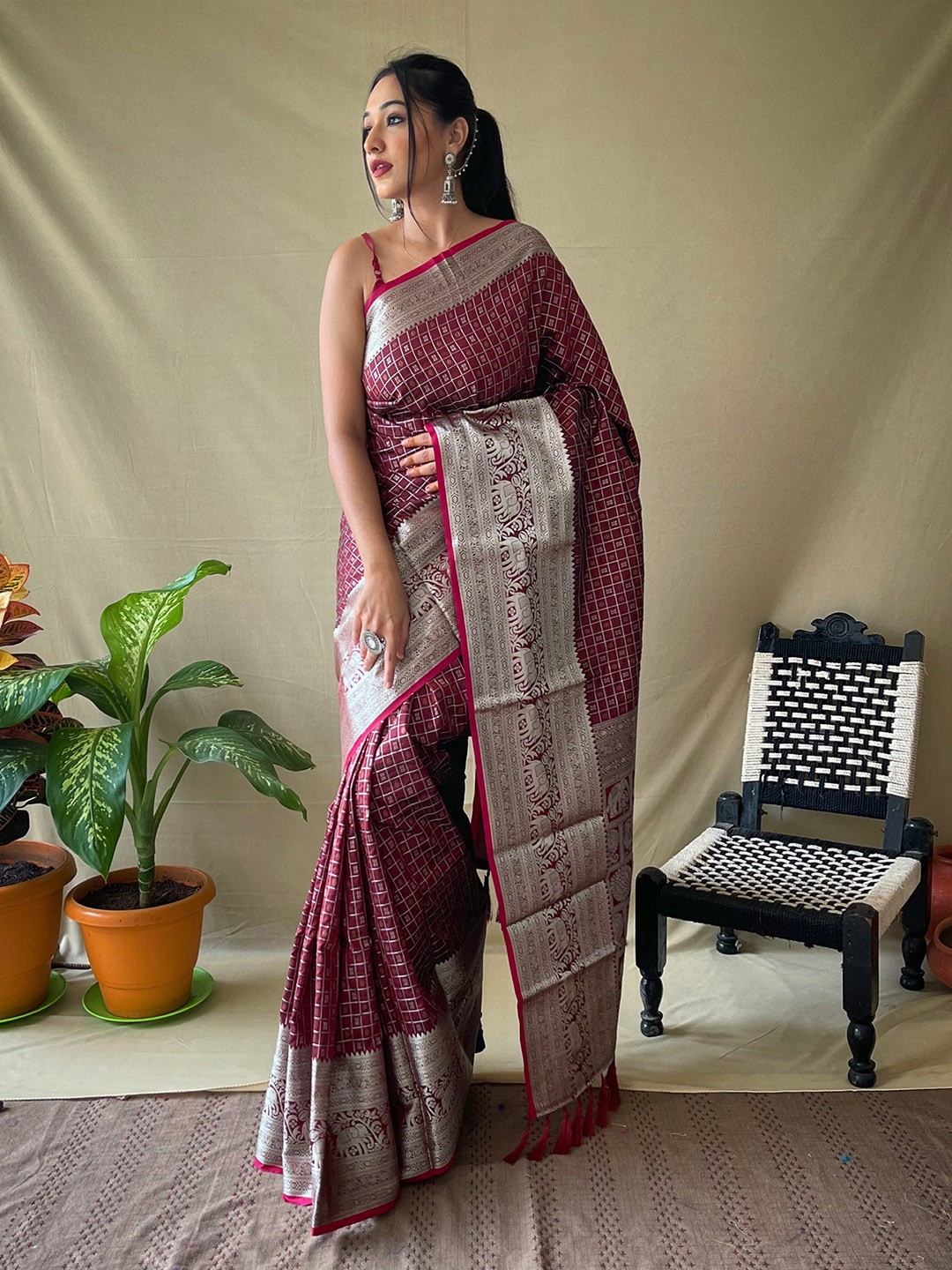 

KARAGIRI Woven Design Silk Blend Kanjeevaram Saree, Red