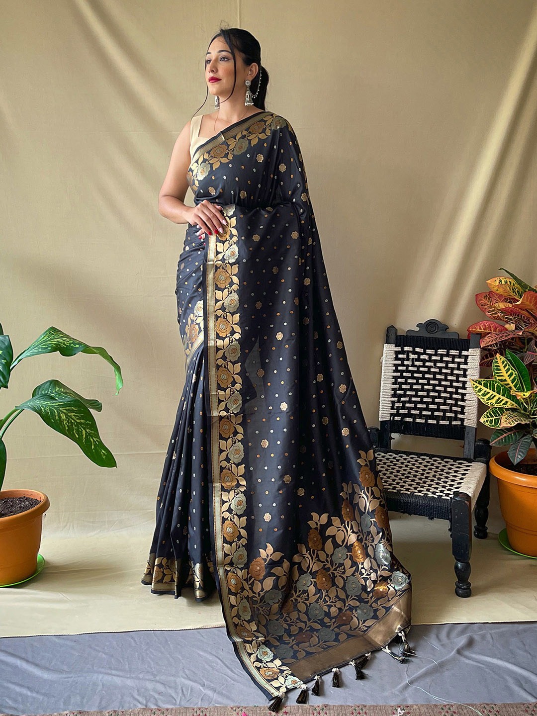 

KARAGIRI Woven Design Zari Saree, Black