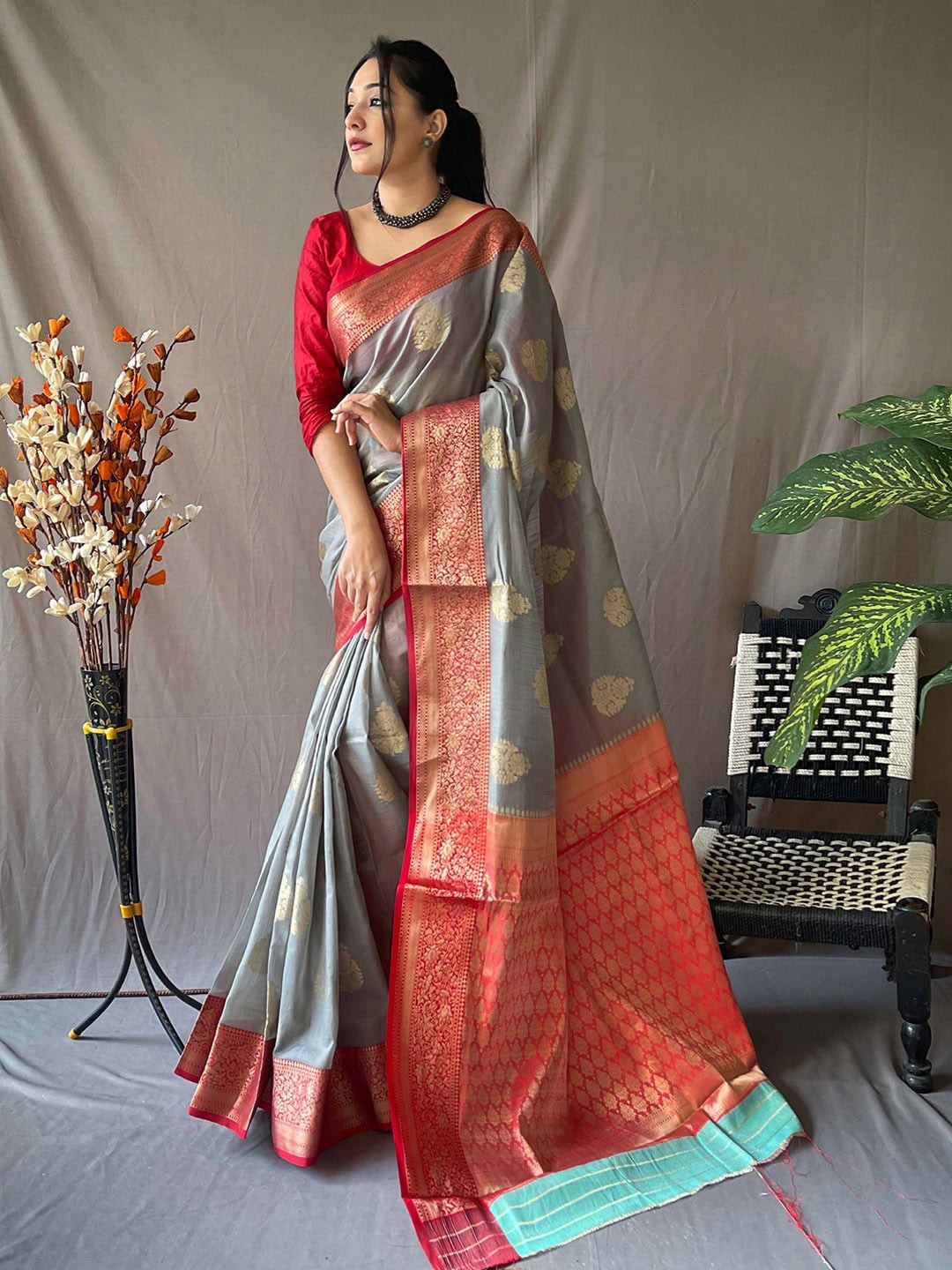 

KARAGIRI Woven Design Zari Linen Blend Saree, Grey