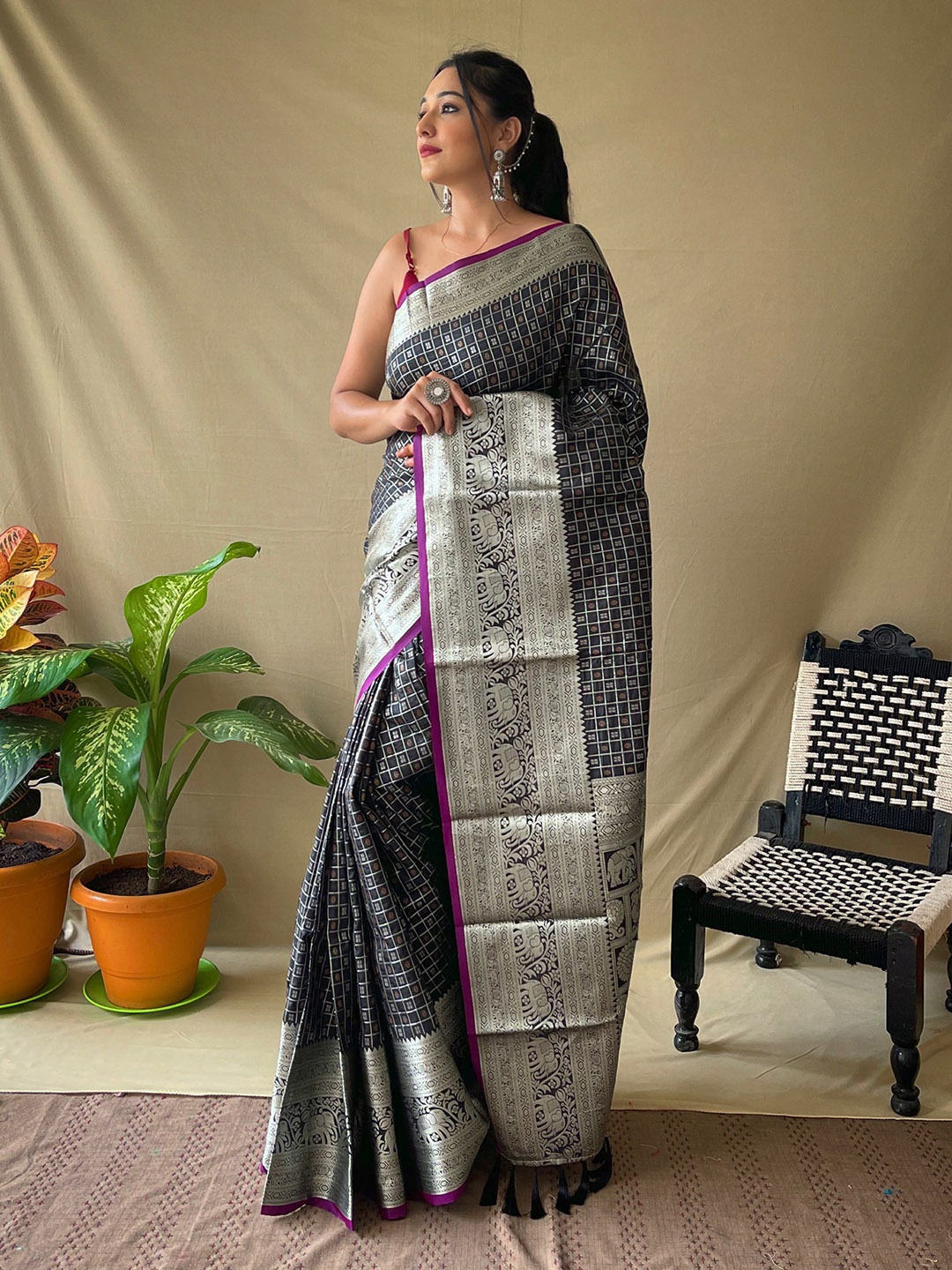 

KARAGIRI Ethnic Motifs Zari Silk Blend Kanjeevaram Saree, Black