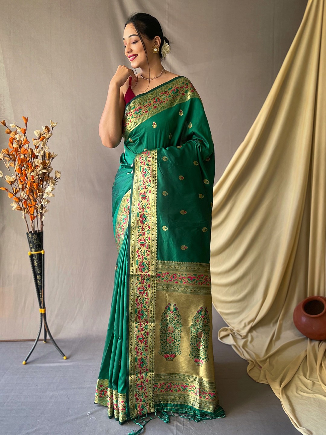 

KARAGIRI Floral Zari Silk Blend Paithani Saree, Green
