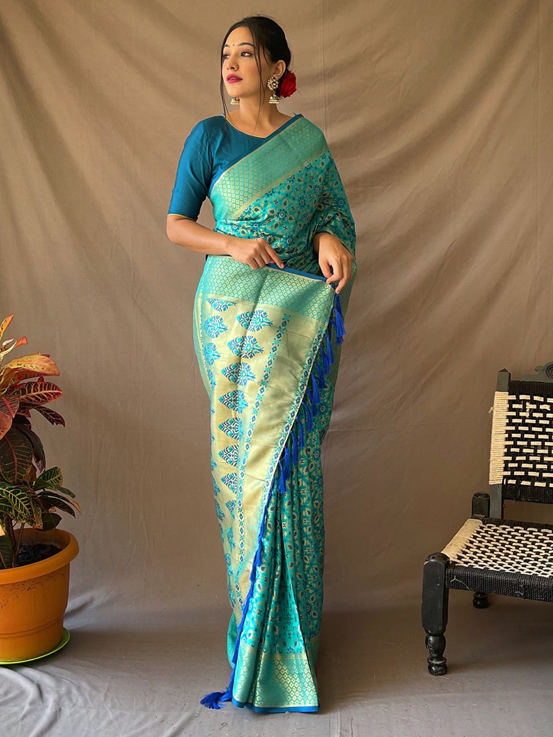 

KARAGIRI Floral Zari Silk Blend Patola Saree, Blue