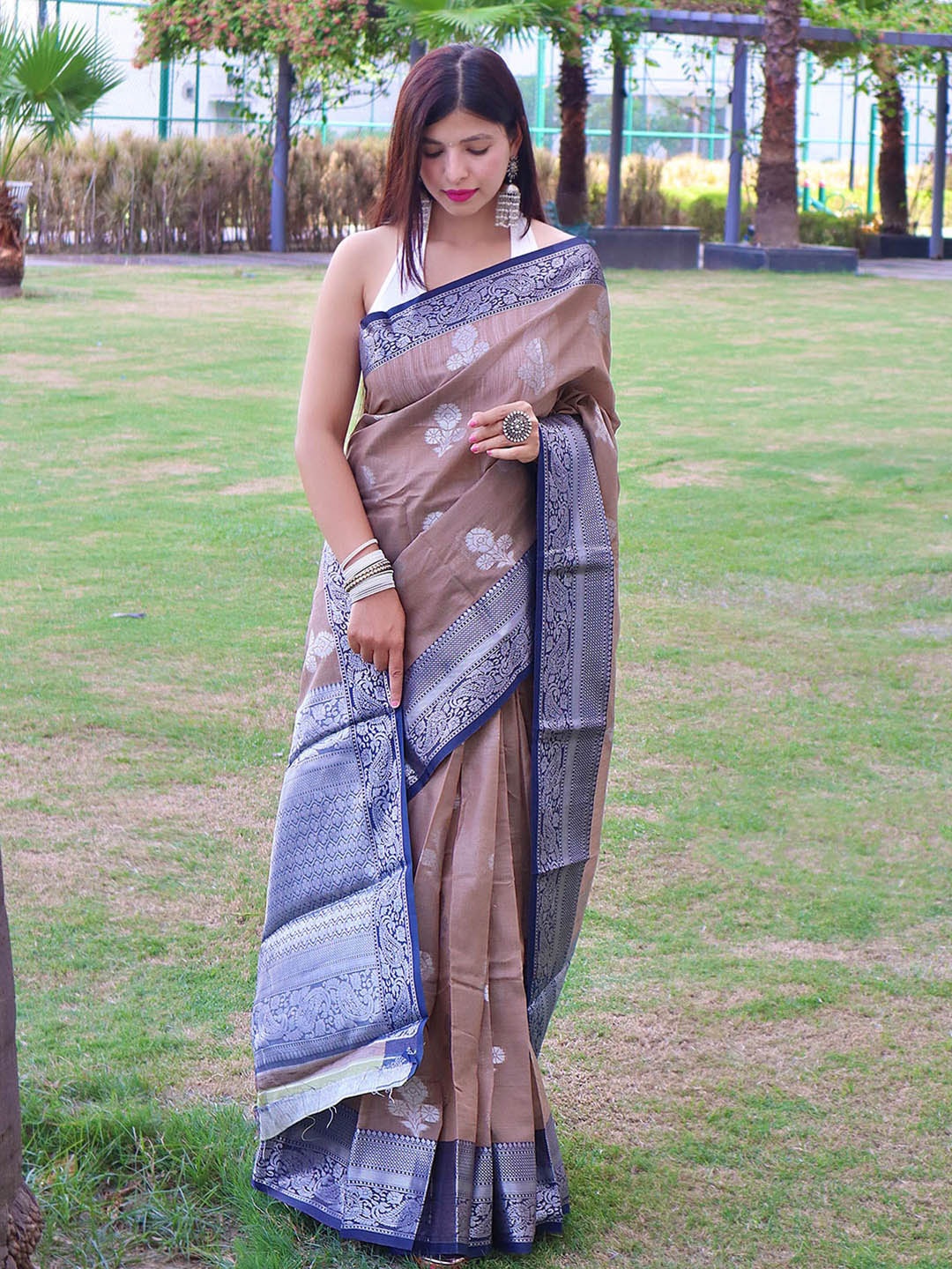 

KARAGIRI Floral Zari Linen Blend Saree, Brown