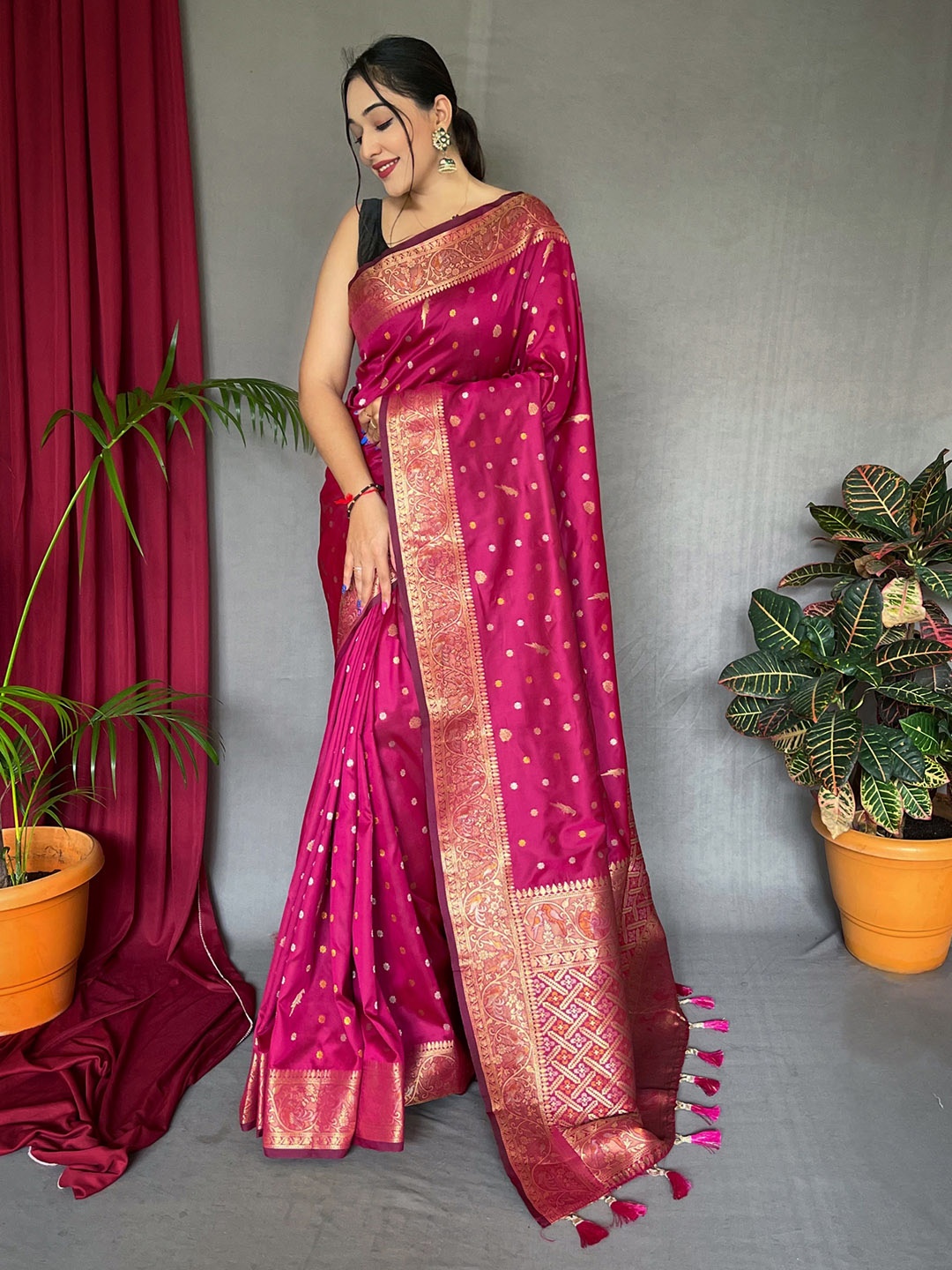 

KARAGIRI Floral Silk Blend Zari Saree, Pink