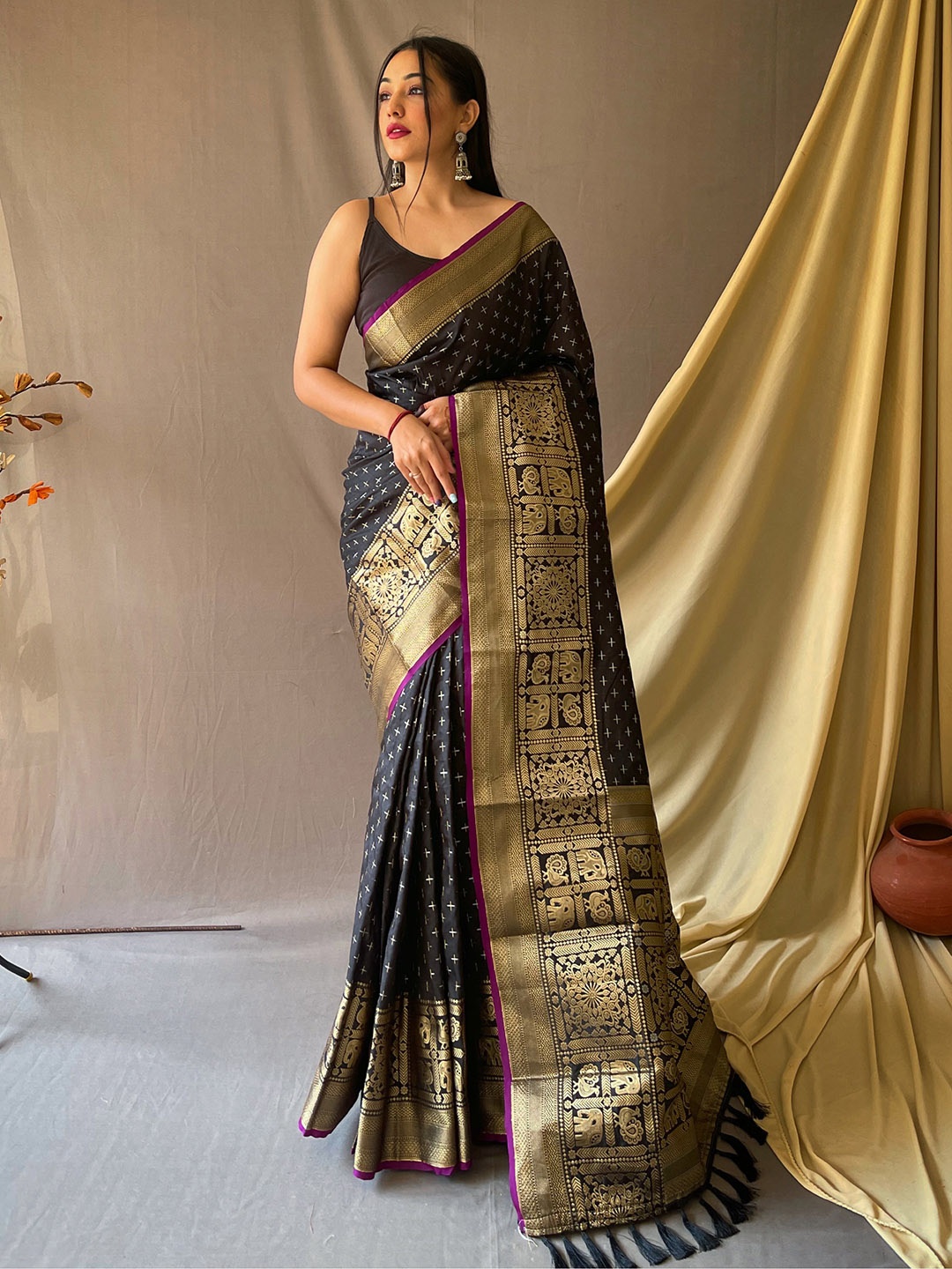 

KARAGIRI Woven Design Zari Silk Blend Kanjeevaram Saree With Blouse Piece, Black
