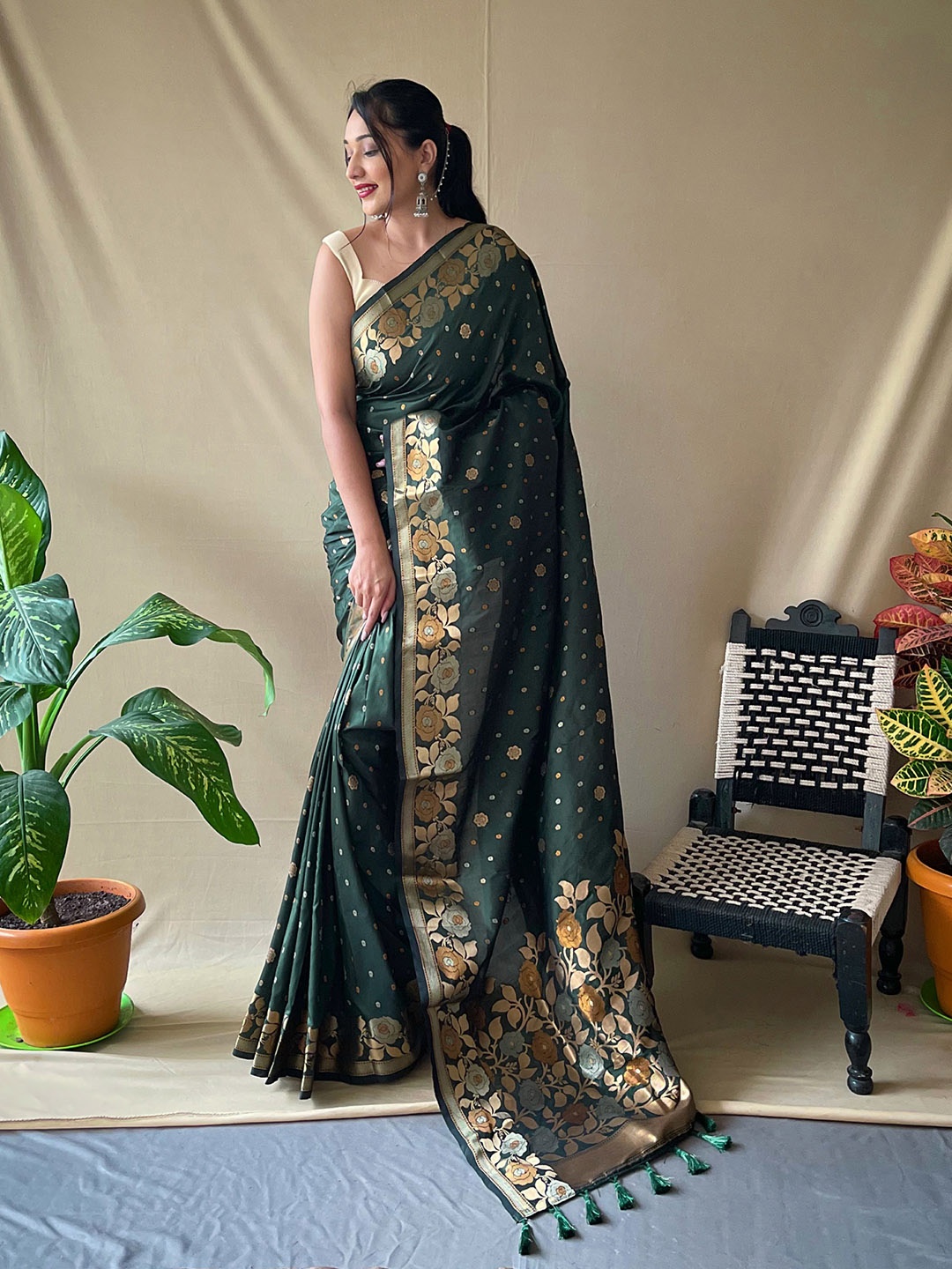 

KARAGIRI Woven Design Zari Silk Blend Saree, Green