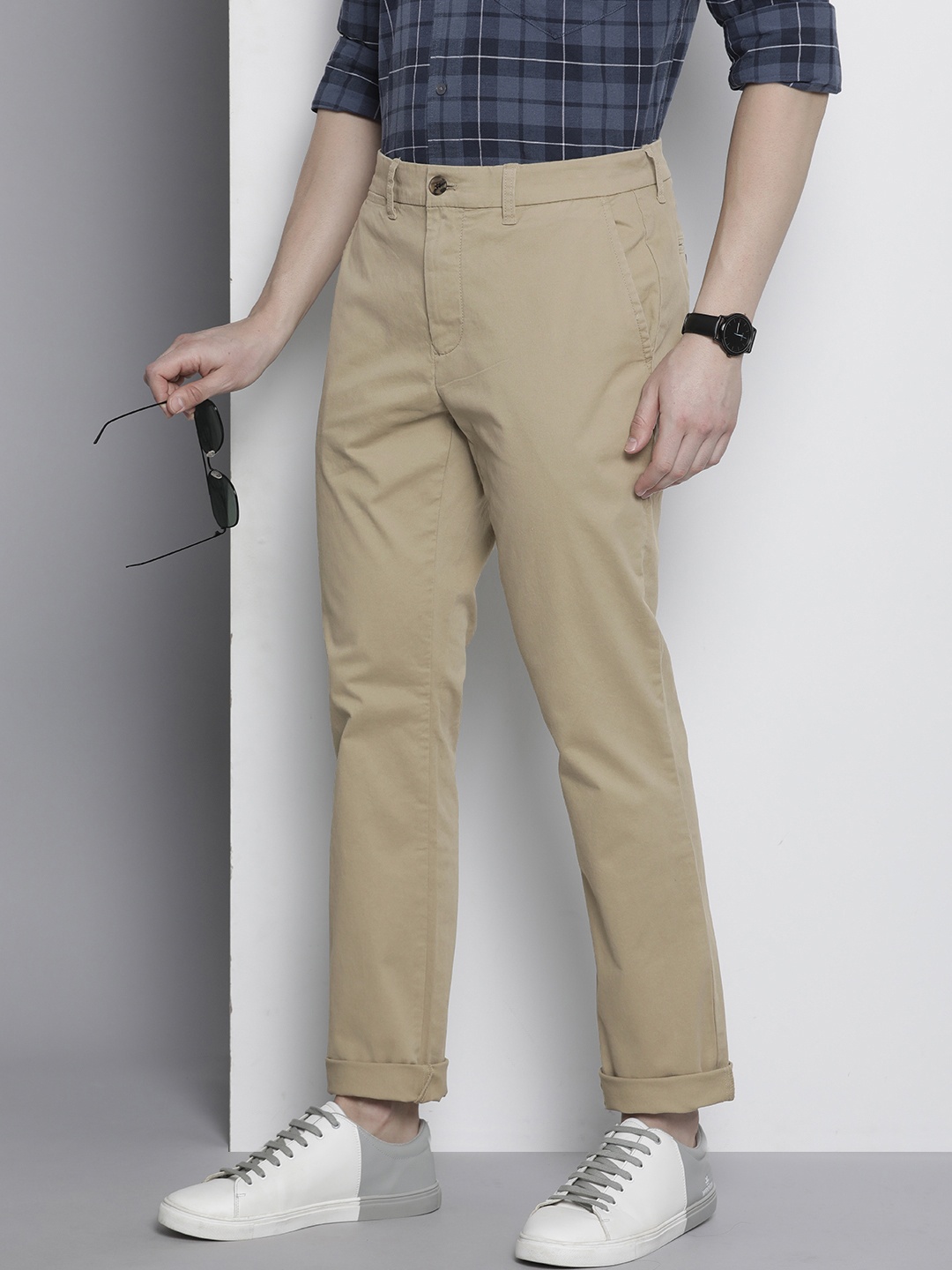 

Tommy Hilfiger Men Solid Slim Fit Chinos Trousers, Khaki
