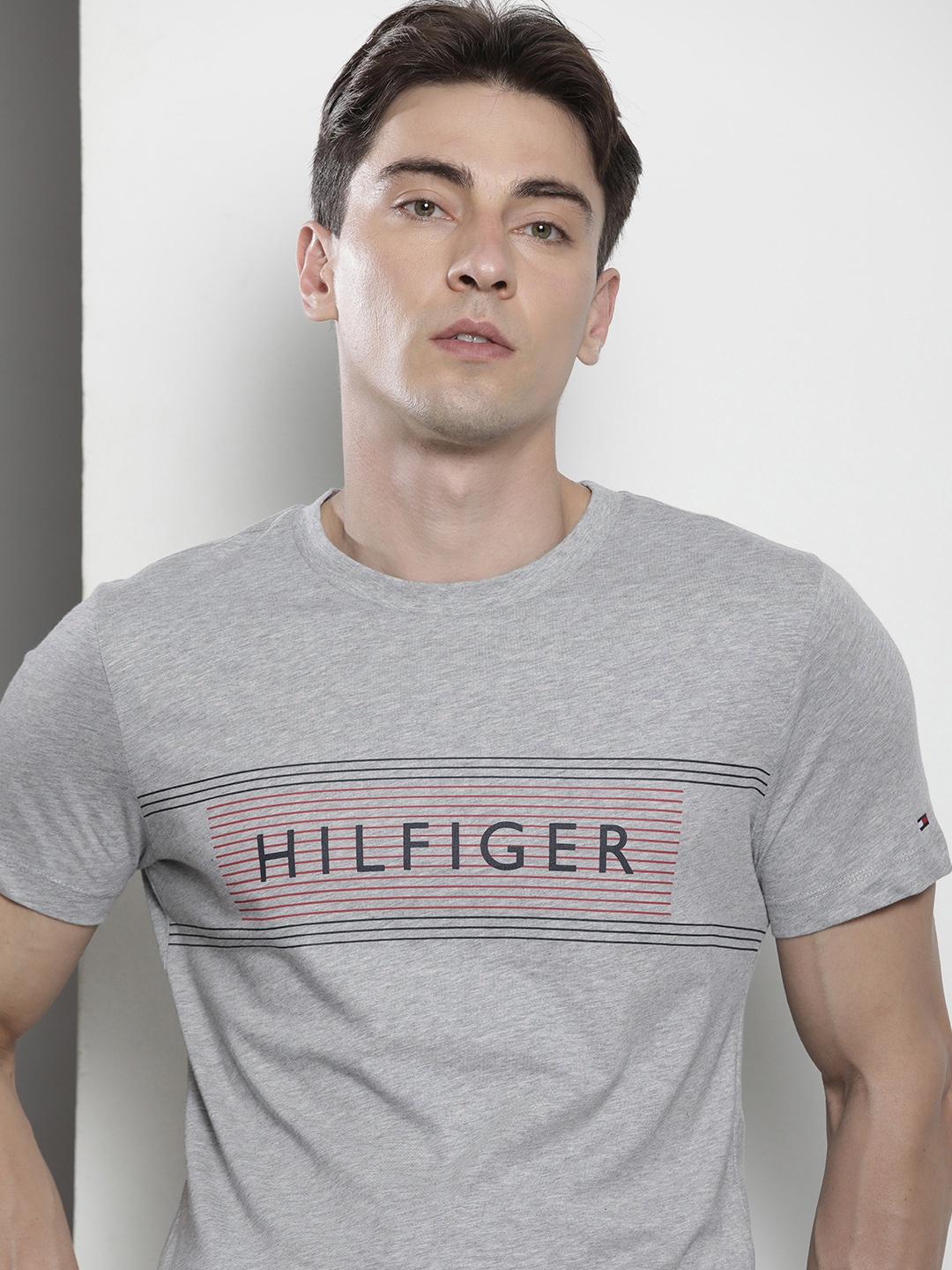 

Tommy Hilfiger Men Brand Logo Print Organic Cotton Slim Fit T-shirt, Grey melange