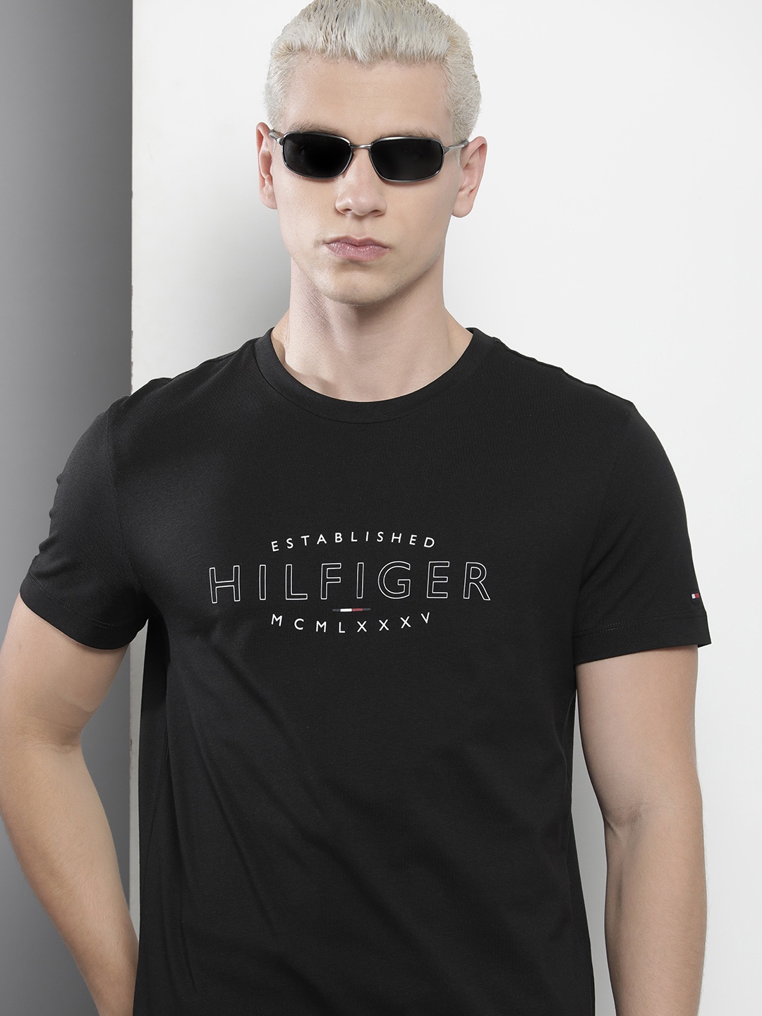 

Tommy Hilfiger Men Brand Logo Print Organic Cotton Slim Fit T-shirt, Black