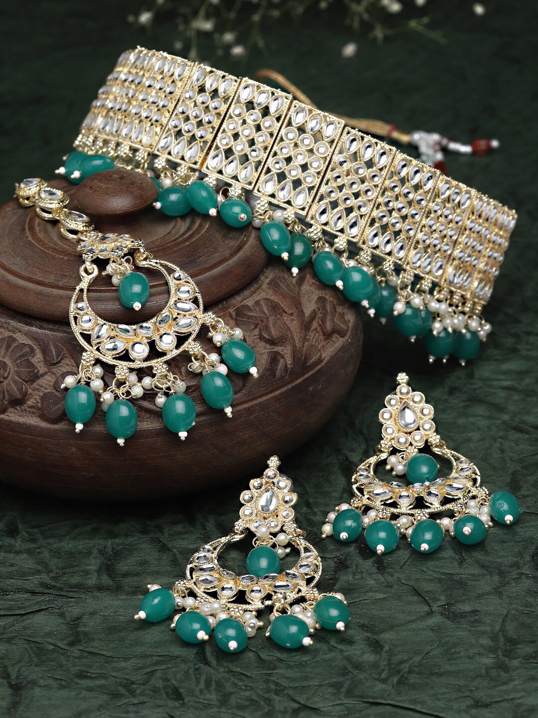 

Kennice Gold-Plated Kundan-Studded Jewellery Set