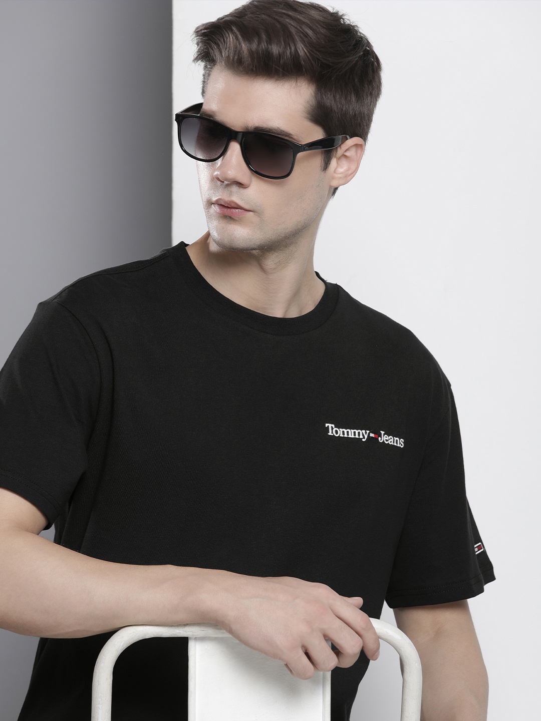 

Tommy Hilfiger Men Solid Drop-Shoulder Sleeves Organic Cotton T-shirt With Embroidery, Black