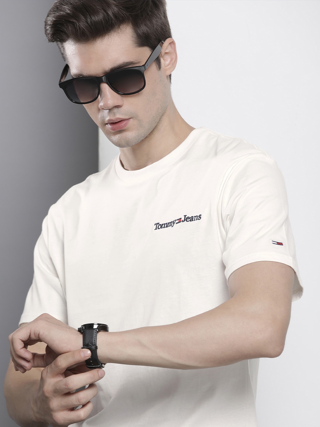 

Tommy Hilfiger Men Solid Knitted Organic Cotton T-shirt With Brand Logo Embroidered Detail, Off white
