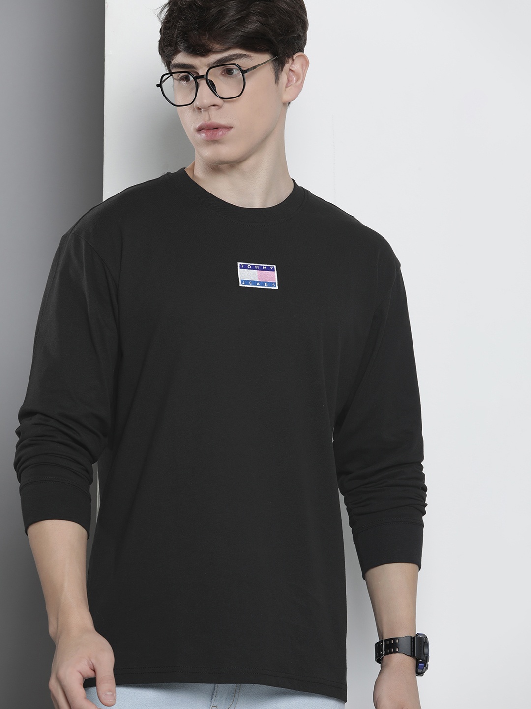 

Tommy Hilfiger Men Solid Pure Cotton Round Relaxed Fit Applique T-shirt, Black