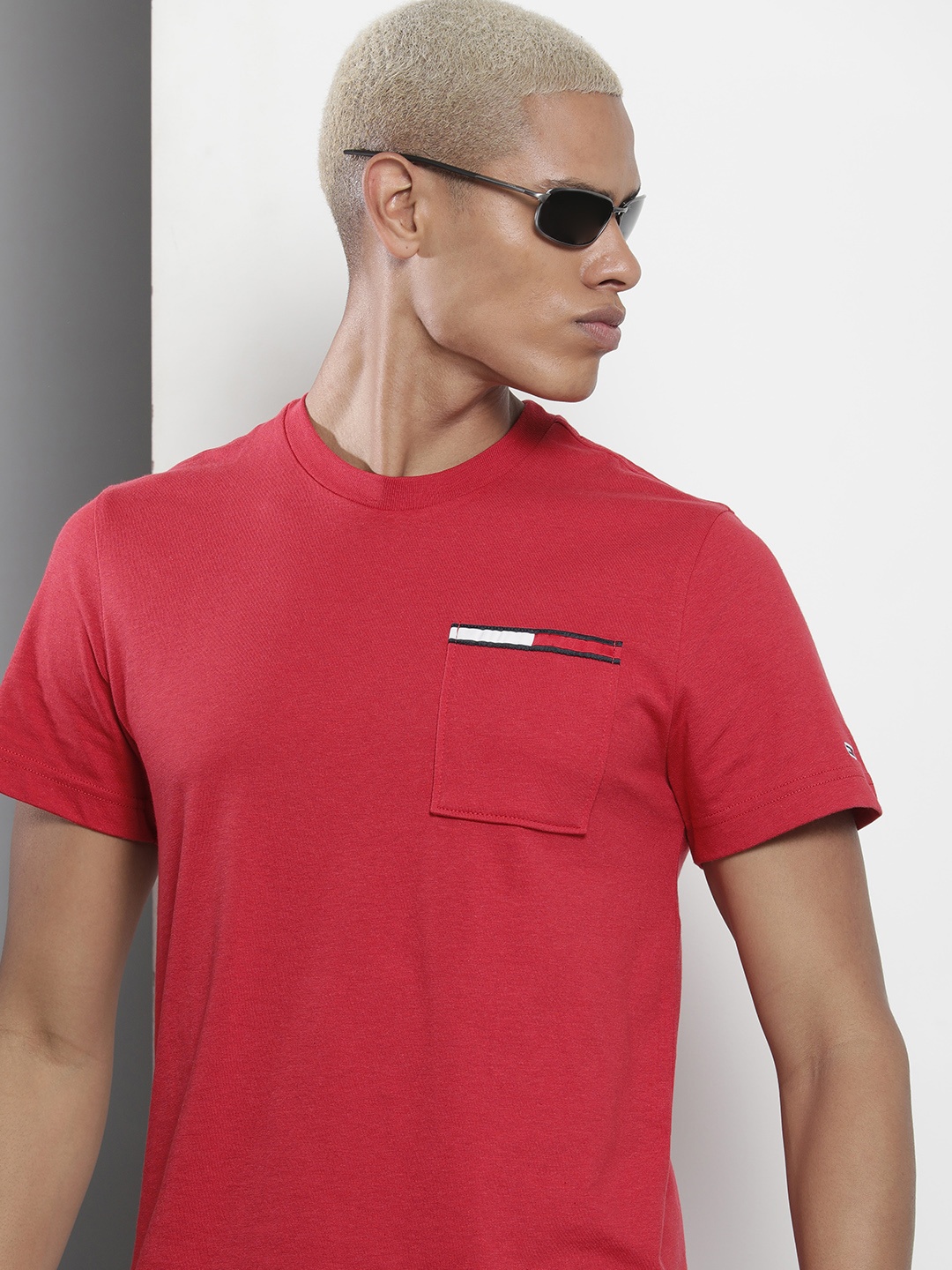 

Tommy Hilfiger Men Round Neck T-shirt With Pocket Detail, Red