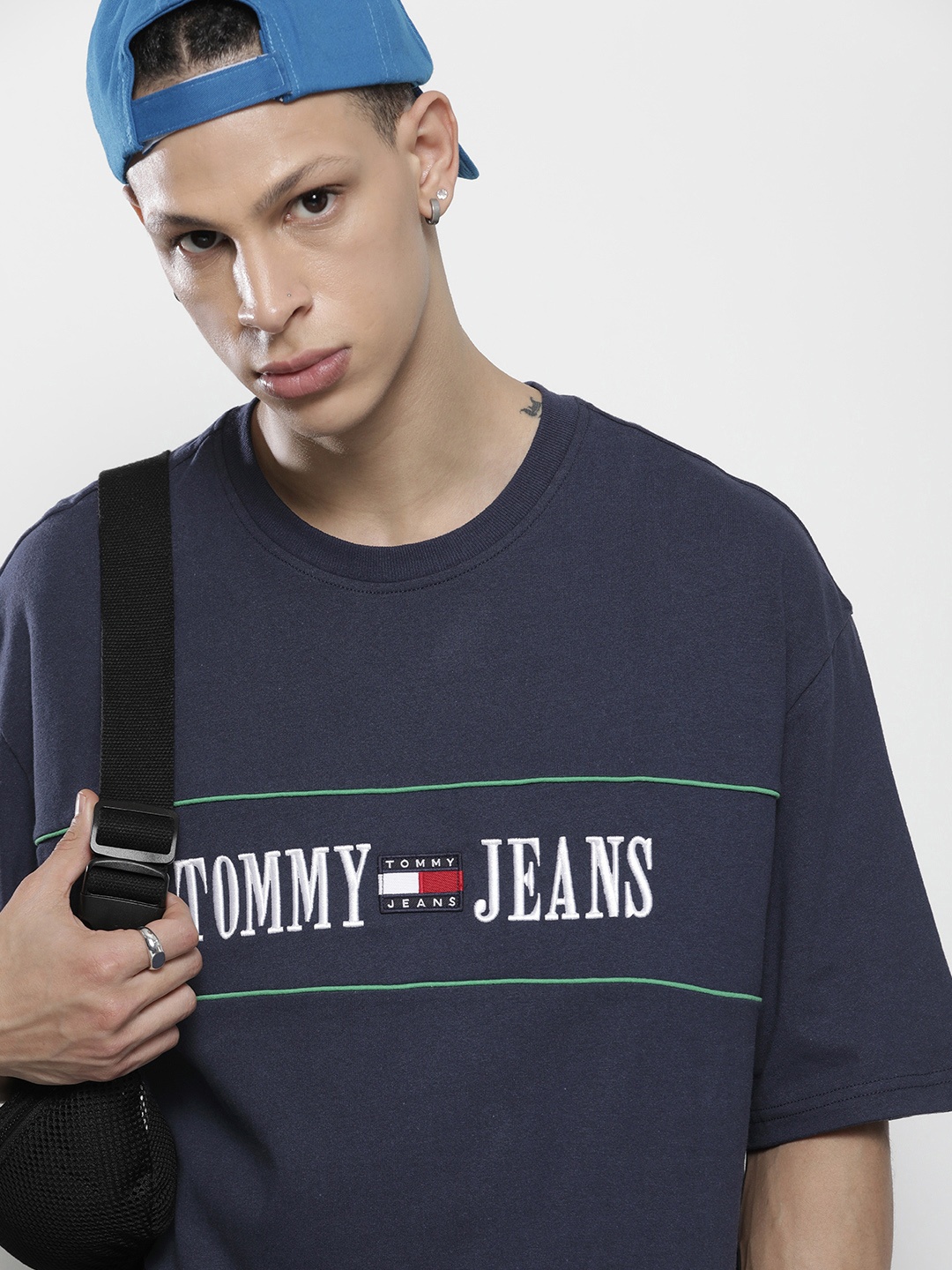 

Tommy Hilfiger Men Brand Logo Drop-Shoulder Sleeves Pure Cotton T-shirt, Navy blue